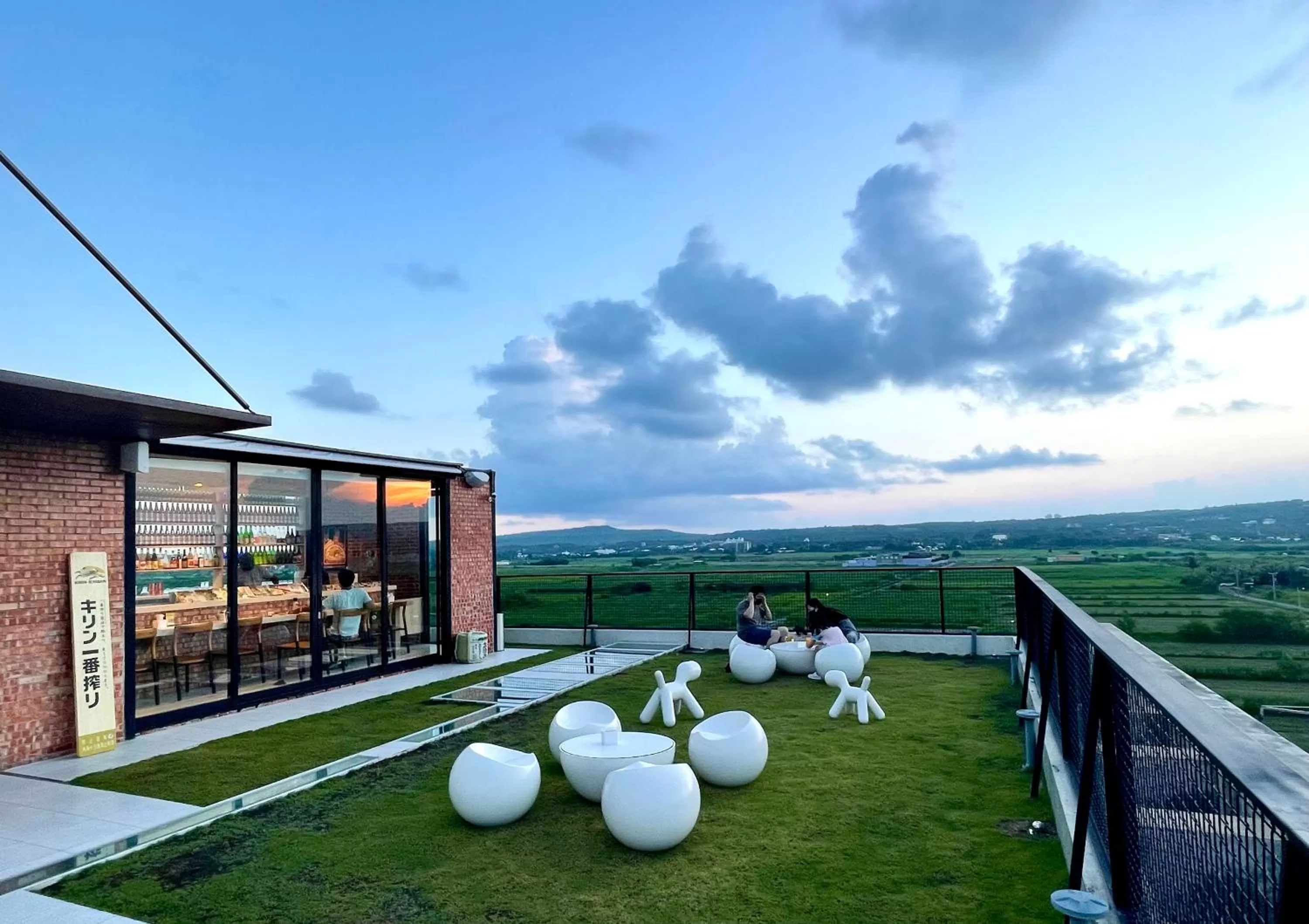 Restaurant/places to eat in FFF Hotel