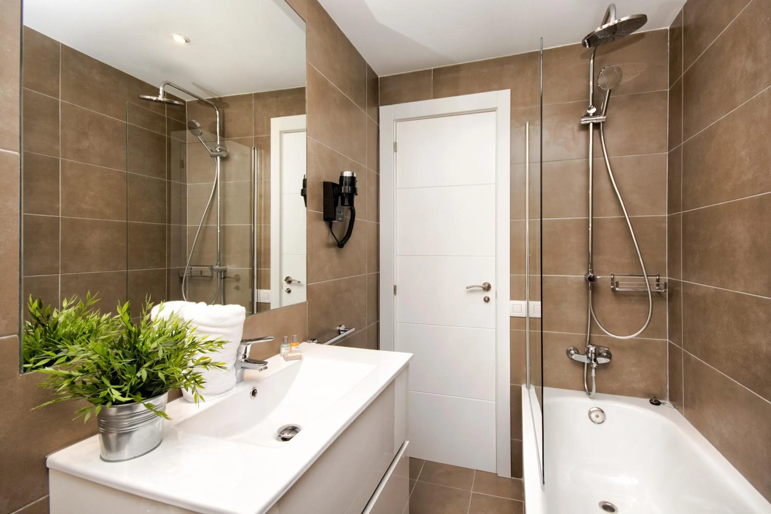 Bathroom in Eixample Building Apartments by Mercedes Heritage