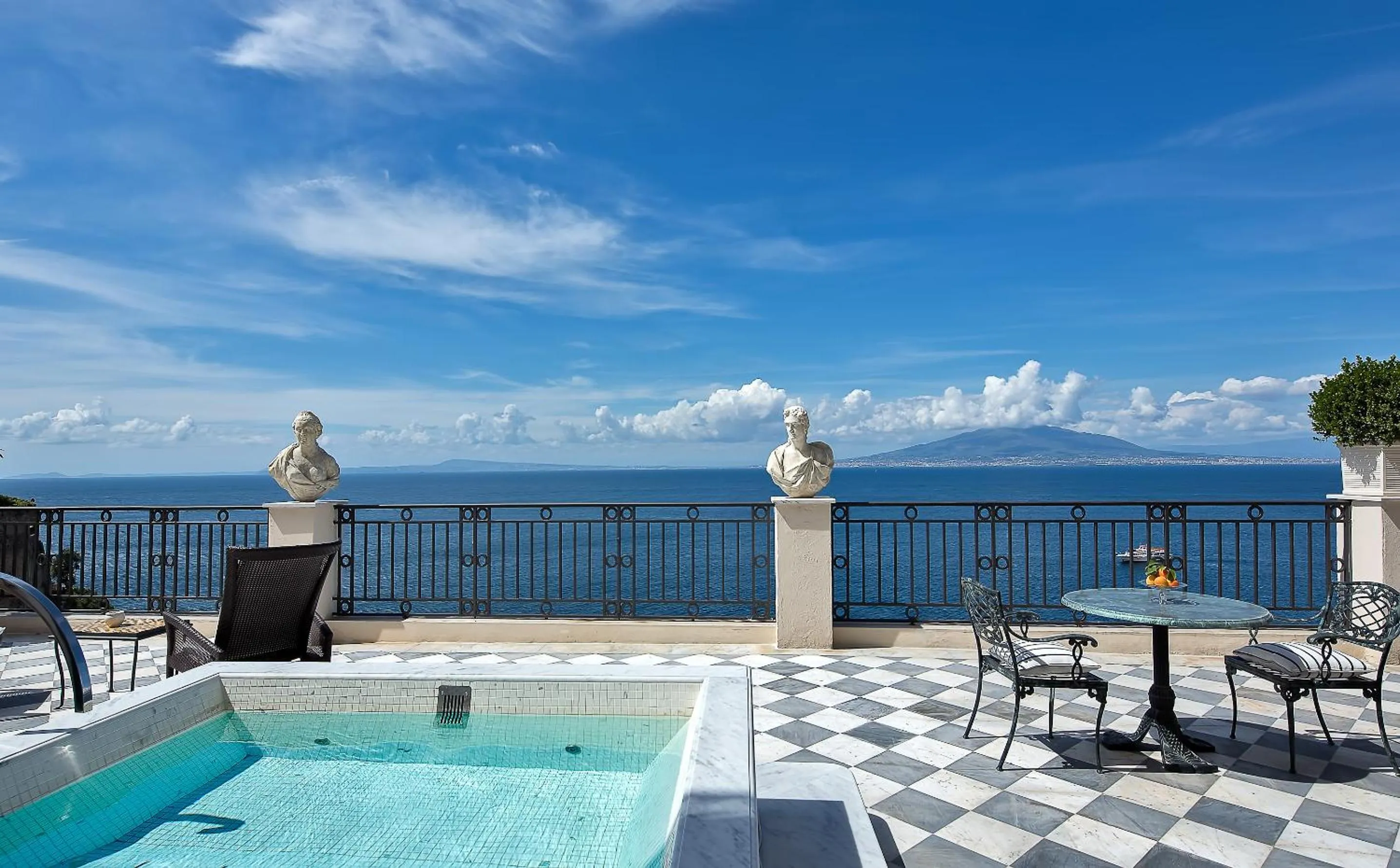 Suite with Private Pool in Bellevue Syrene