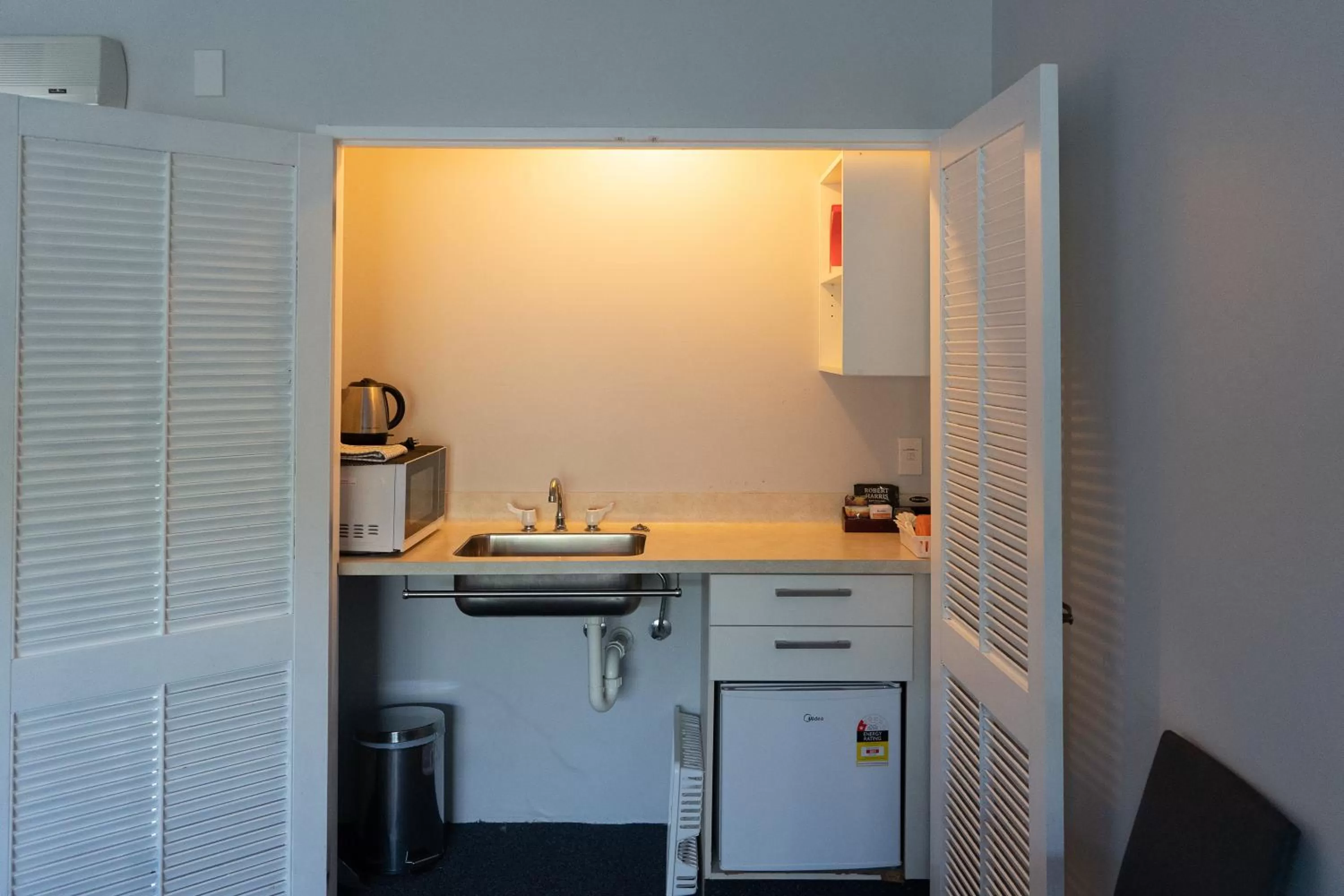 Kitchen or kitchenette in Burwood Motel