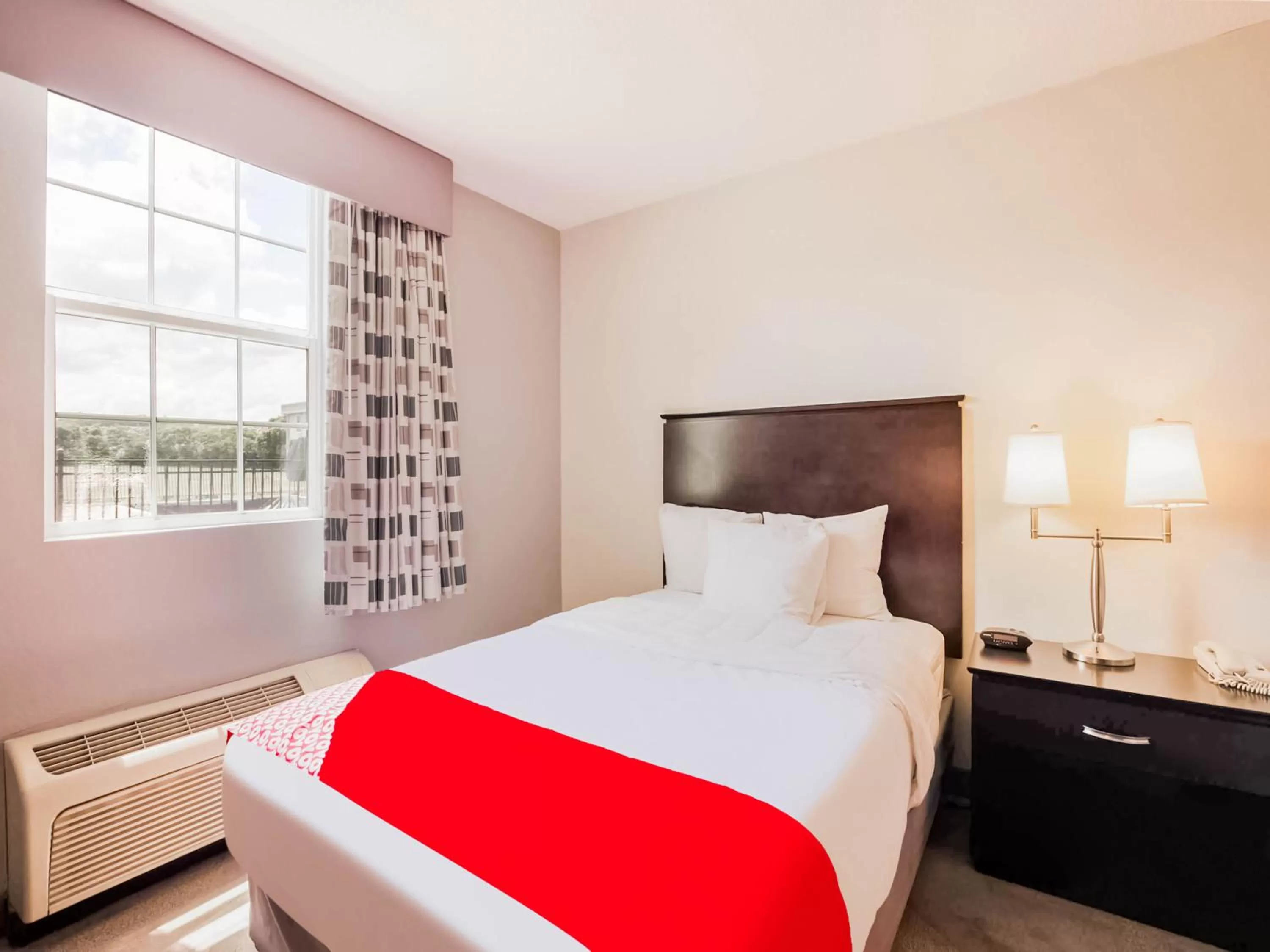 Bedroom in Days Inn by Wyndham Conneaut