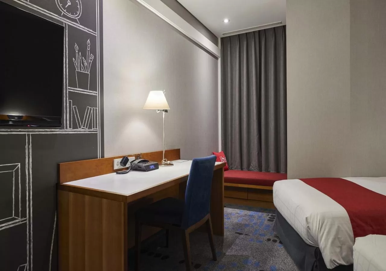 City view, Bed in Ibis Ambassador Myeongdong