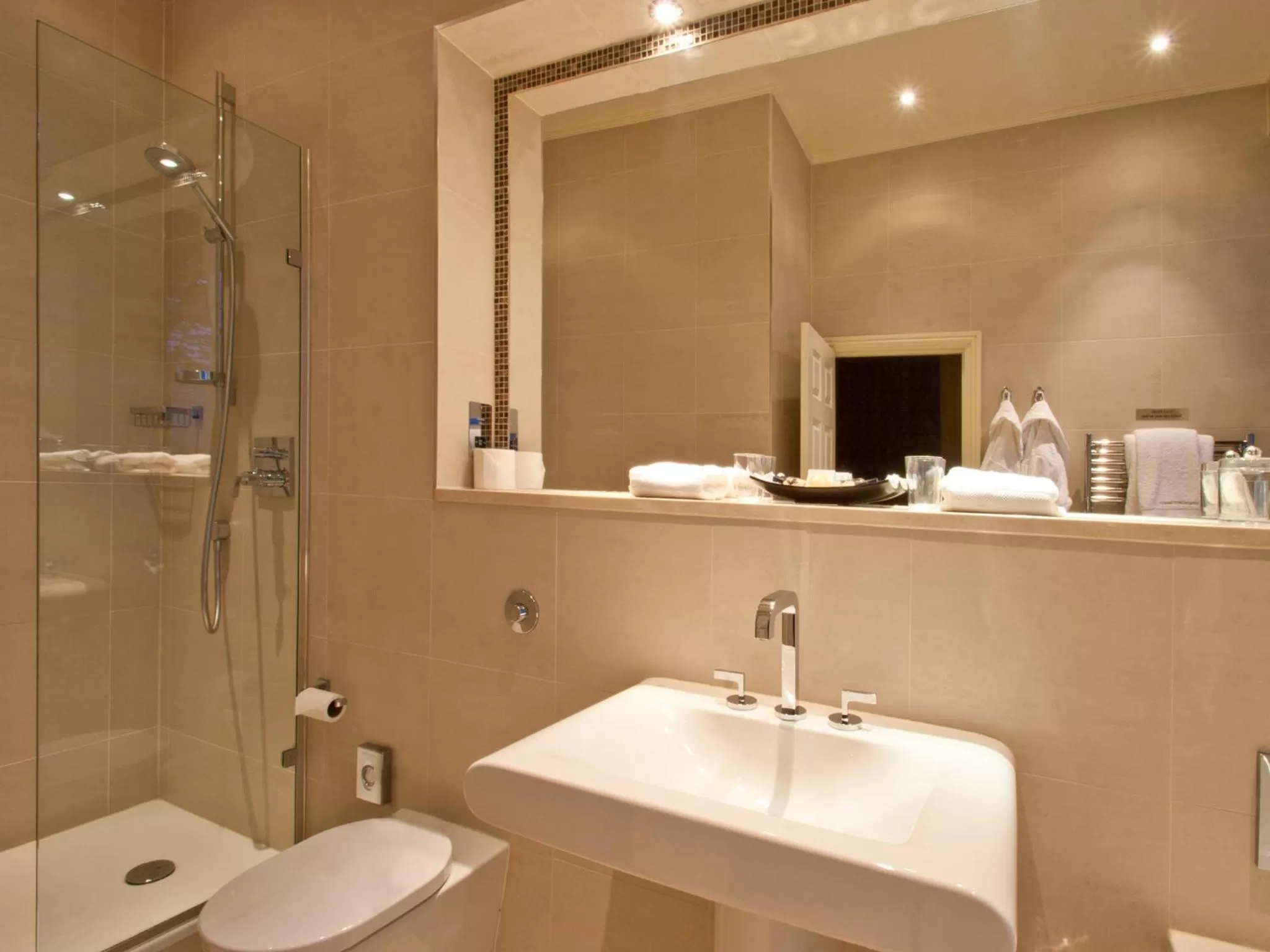 Bathroom in St Michael's Manor Hotel - St Albans