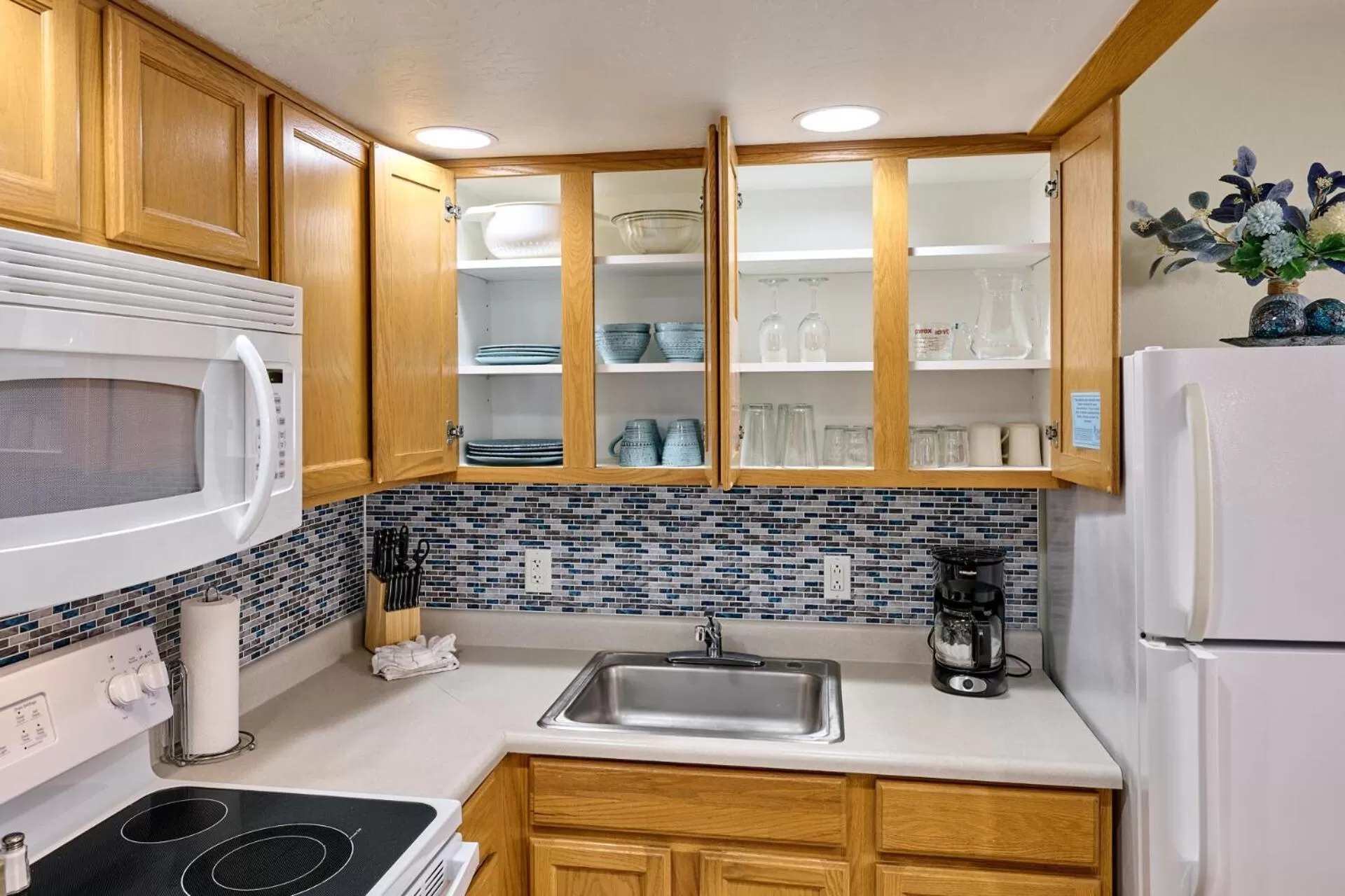 Coffee/tea facilities, Kitchen/Kitchenette in D Sands Rentals