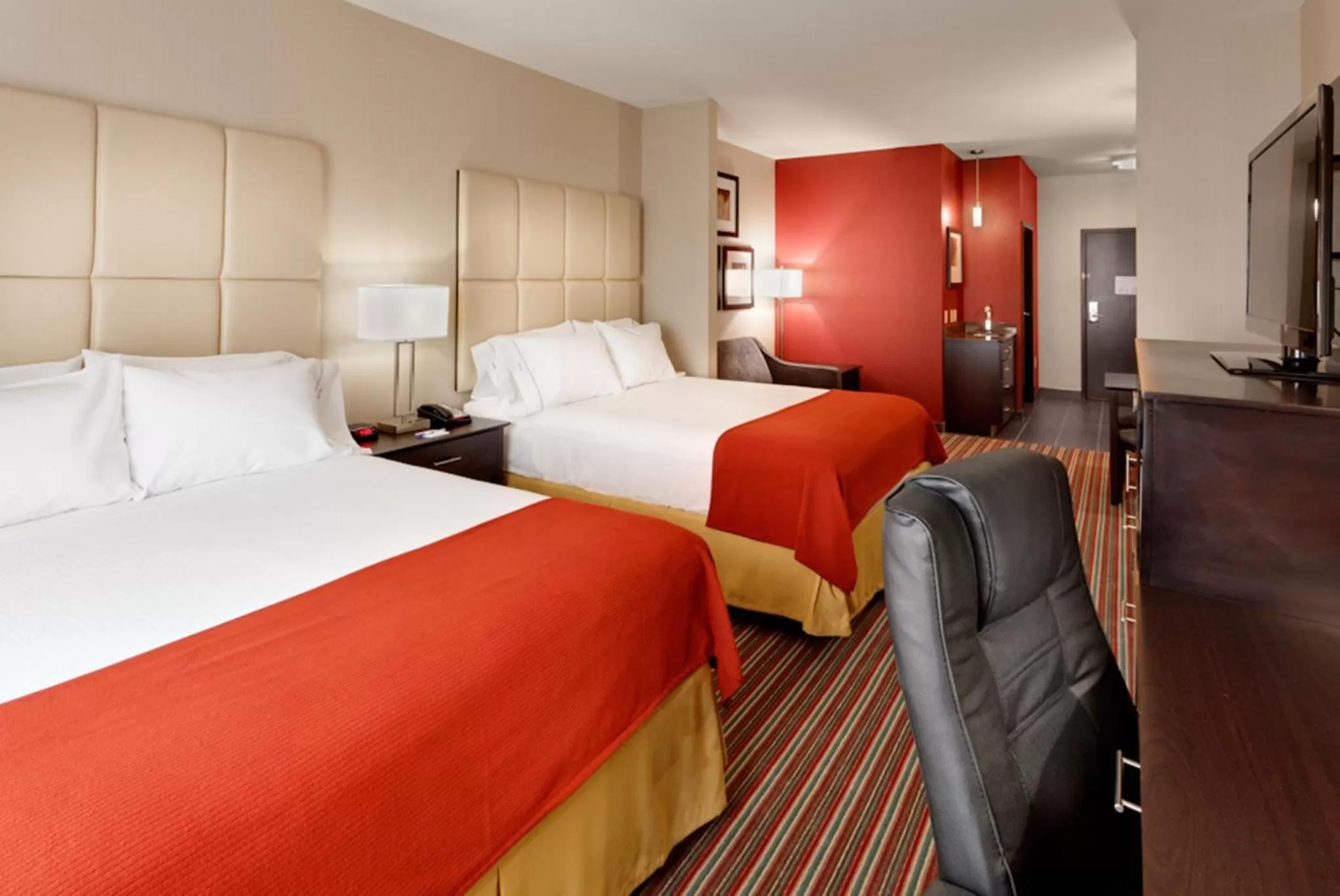 Bedroom, Bed in Holiday Inn Express & Suites Northeast by IHG