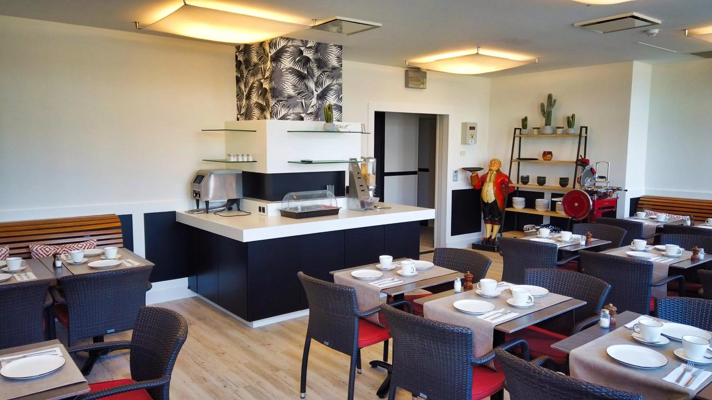 Restaurant/places to eat in Hotel Bliss