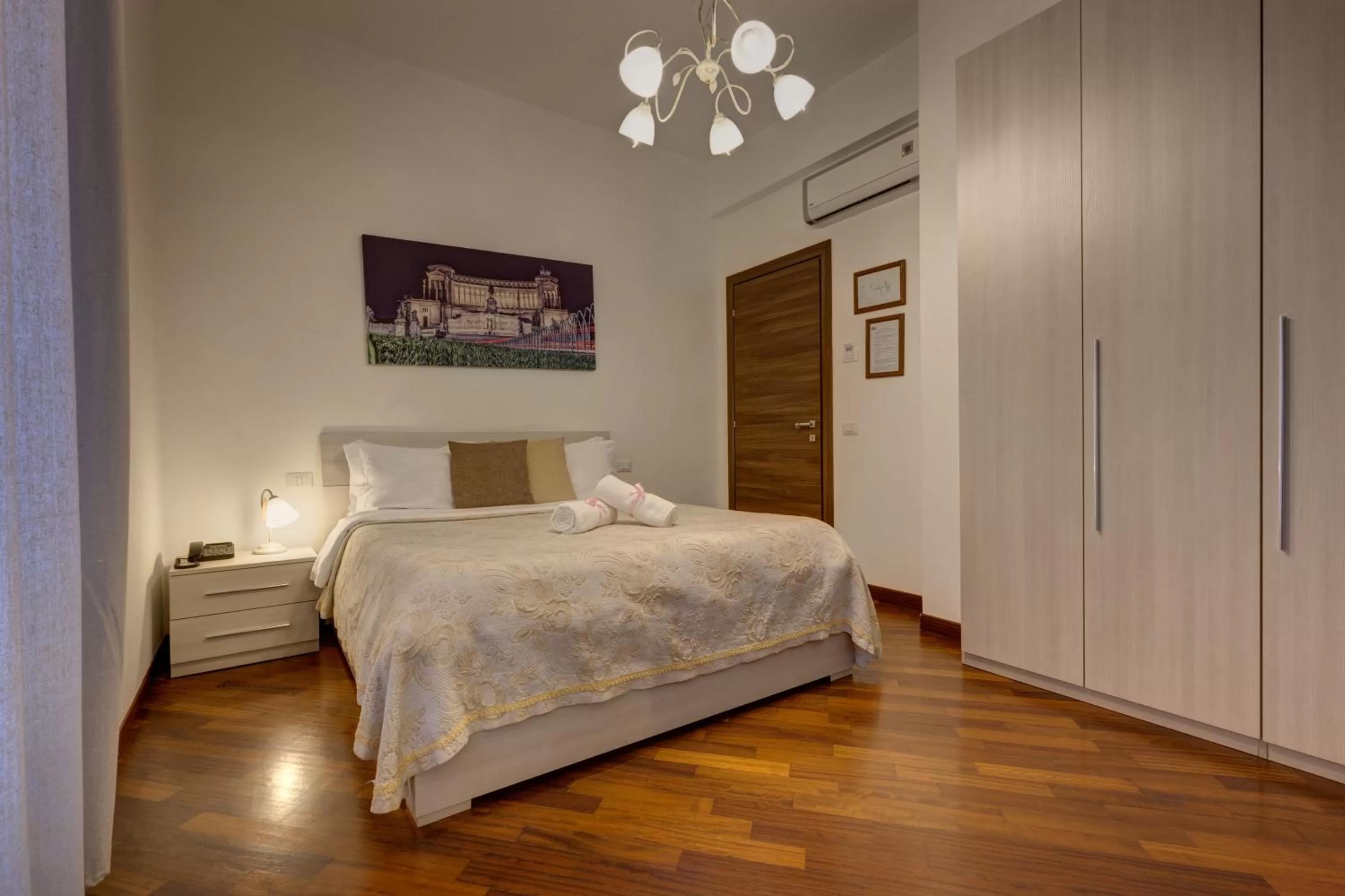 Photo of the whole room, Bed in Little Rhome Suites