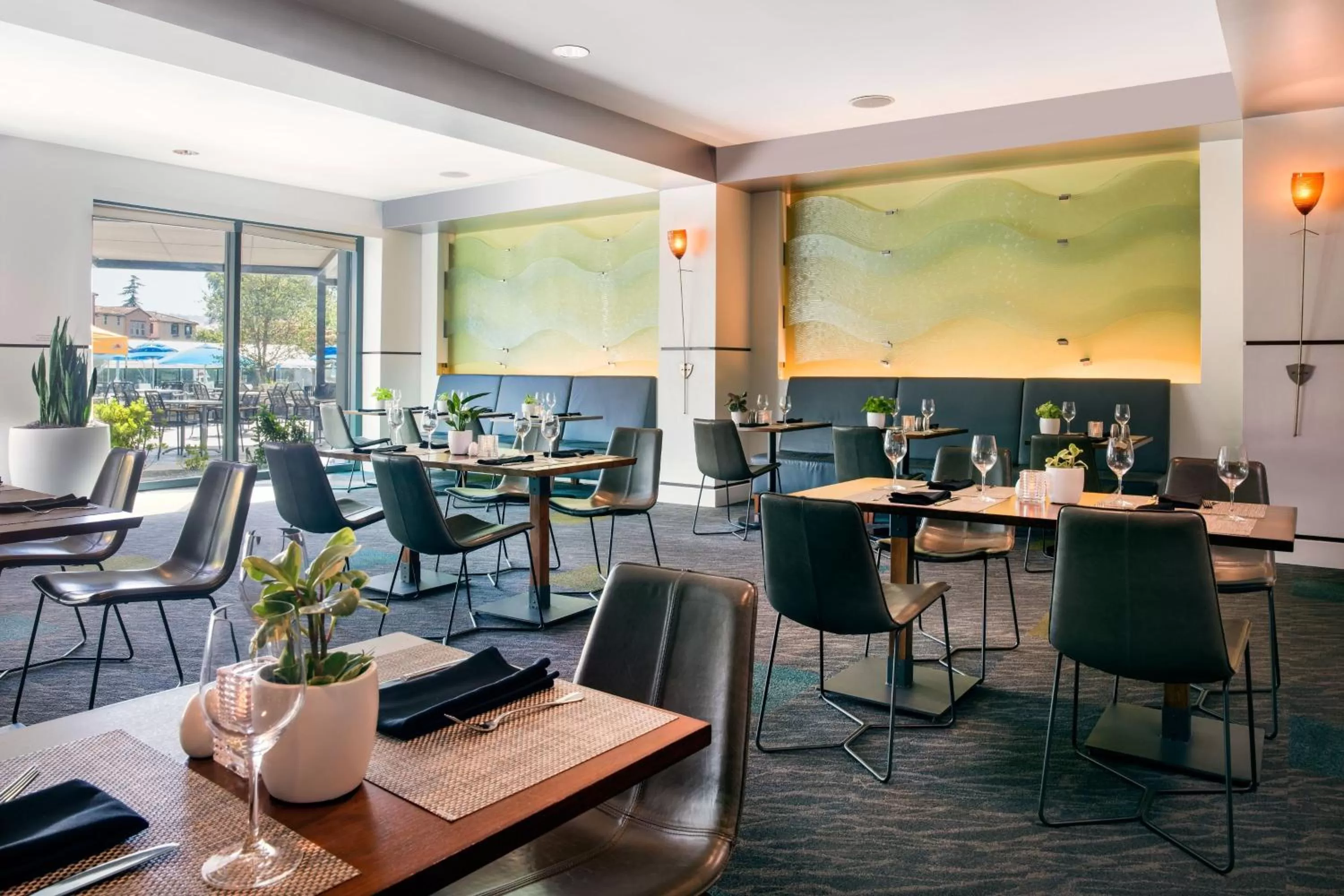 Restaurant/places to eat in Renaissance Walnut Creek Hotel