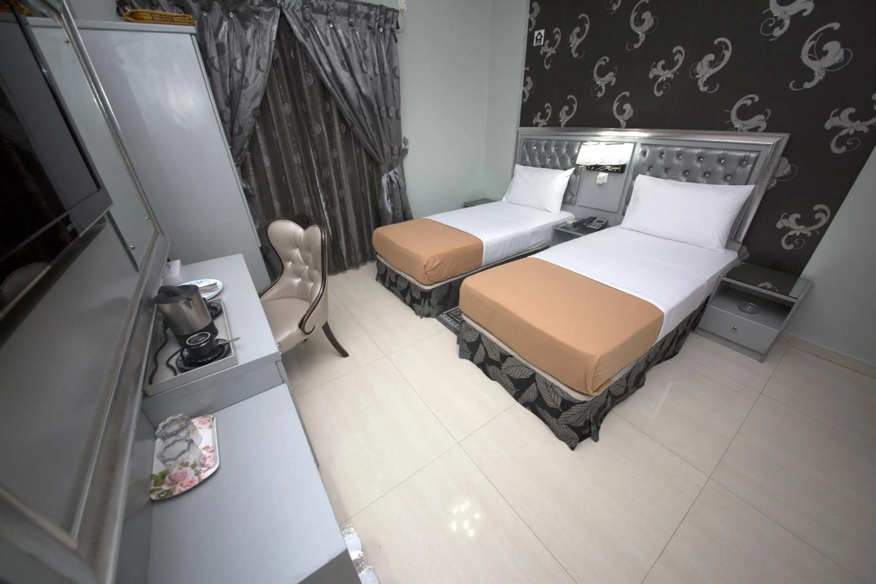 Photo of the whole room, Bed in White Fort Hotel