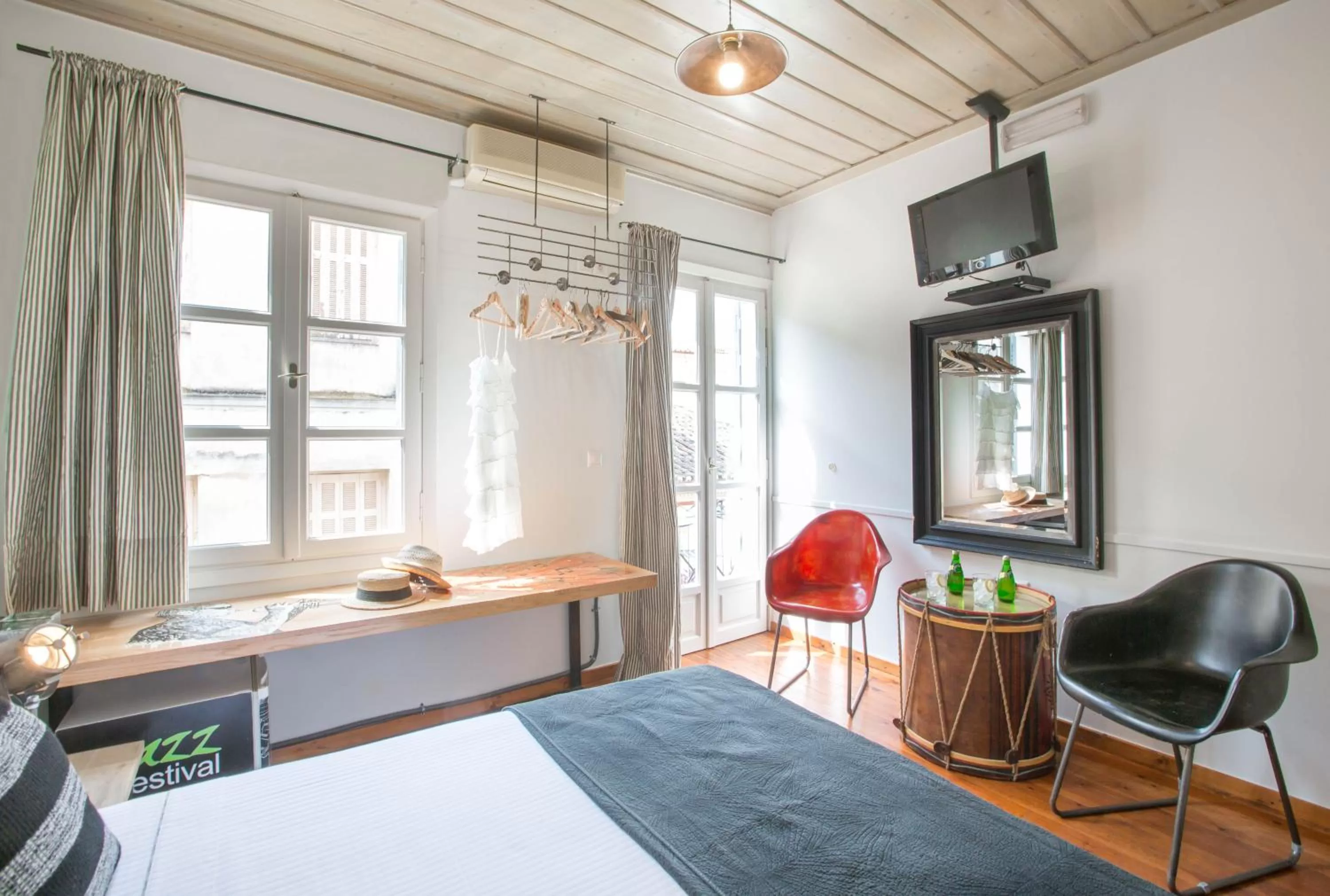 Photo of the whole room, Bed in Amymone and Adiandi