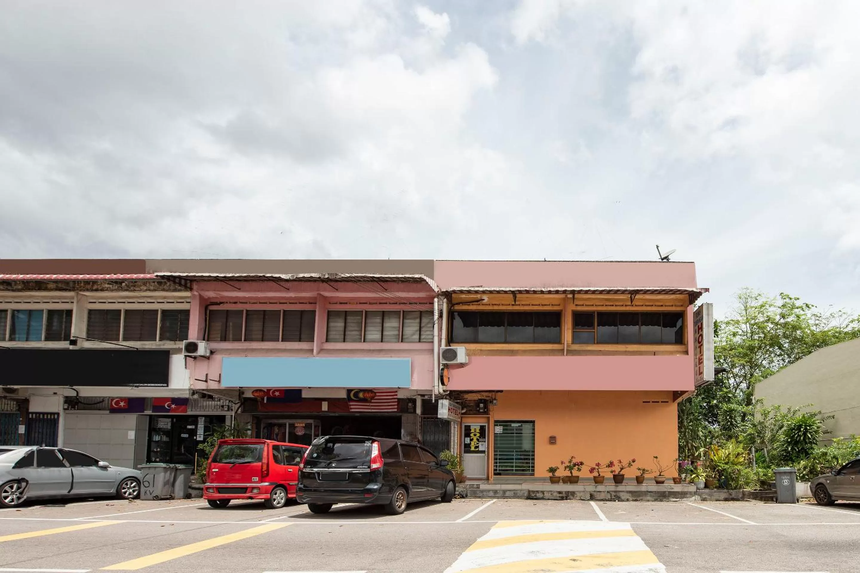 Property Building in SPOT ON 90305 Hen Hen Hotel