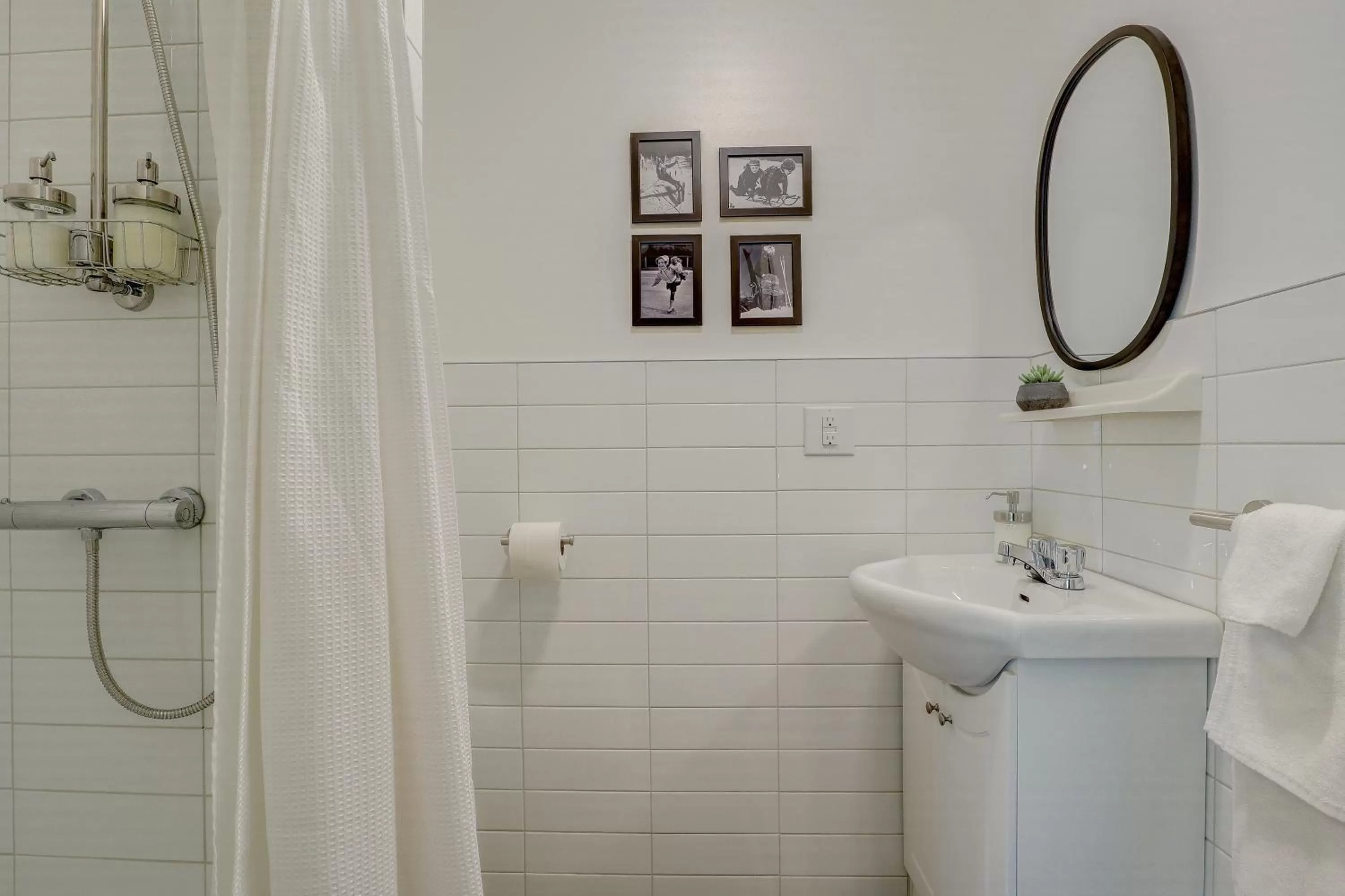 Shower in Auberge des Cantons