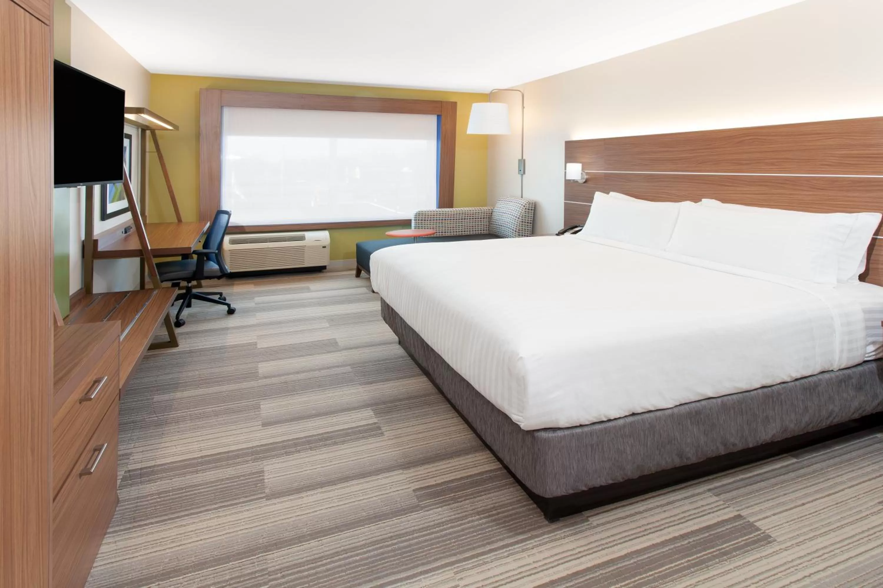 Photo of the whole room, Bed in Holiday Inn Express & Suites - Sterling Heights-Detroit Area by IHG