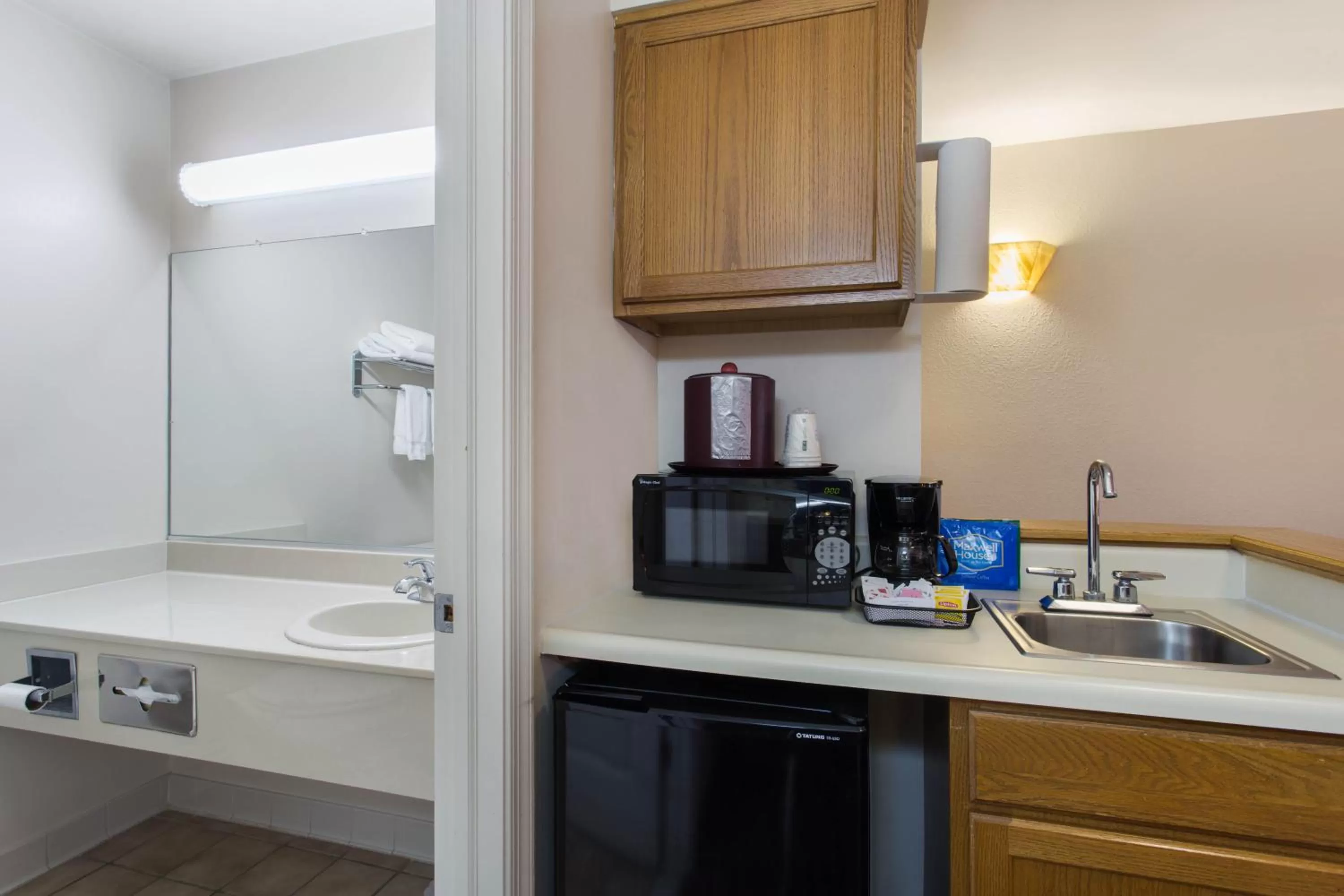 Coffee/tea facilities in Hawthorn Suites by Wyndham Allentown-Fogelsville