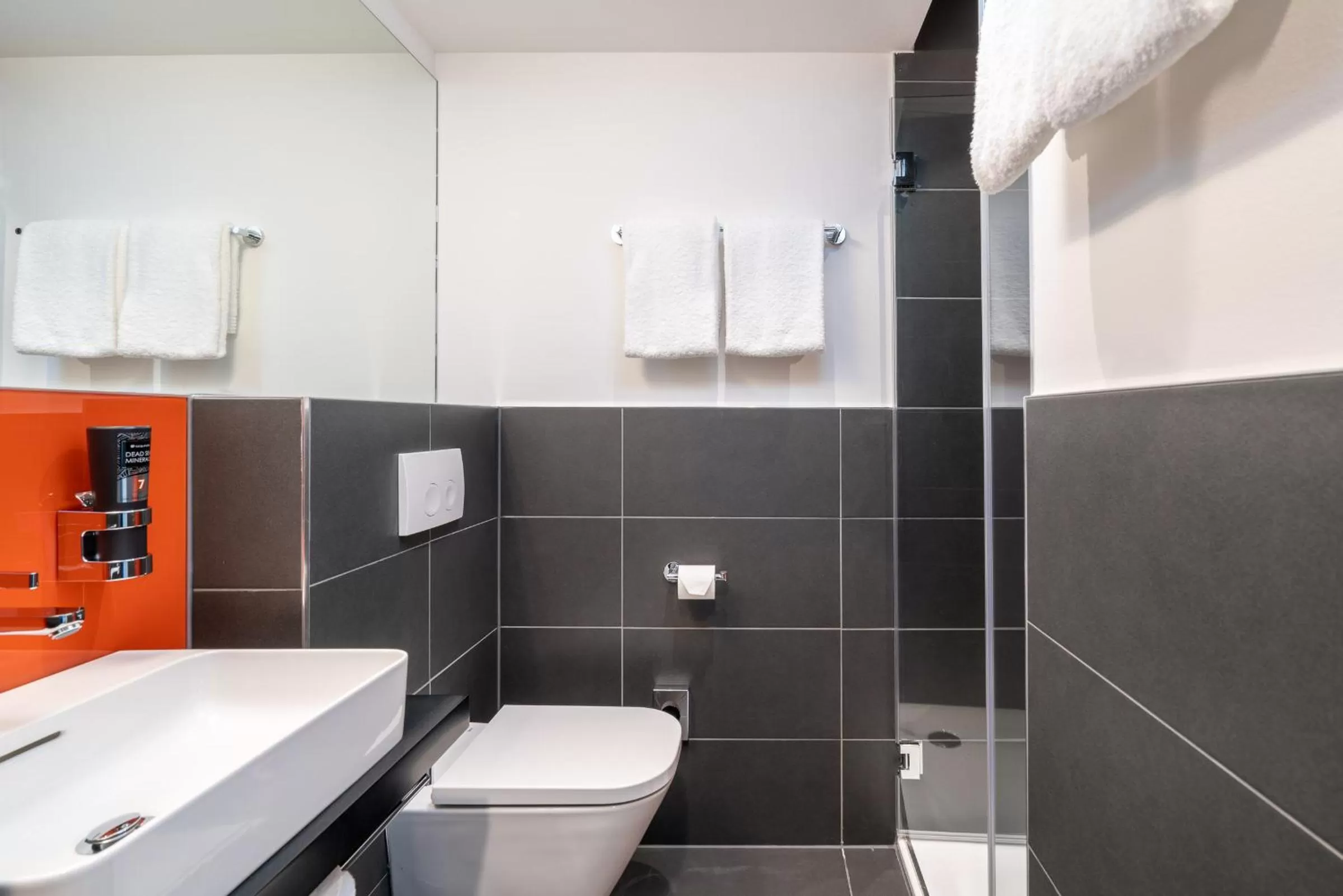 Bathroom in Campanile Vienna South