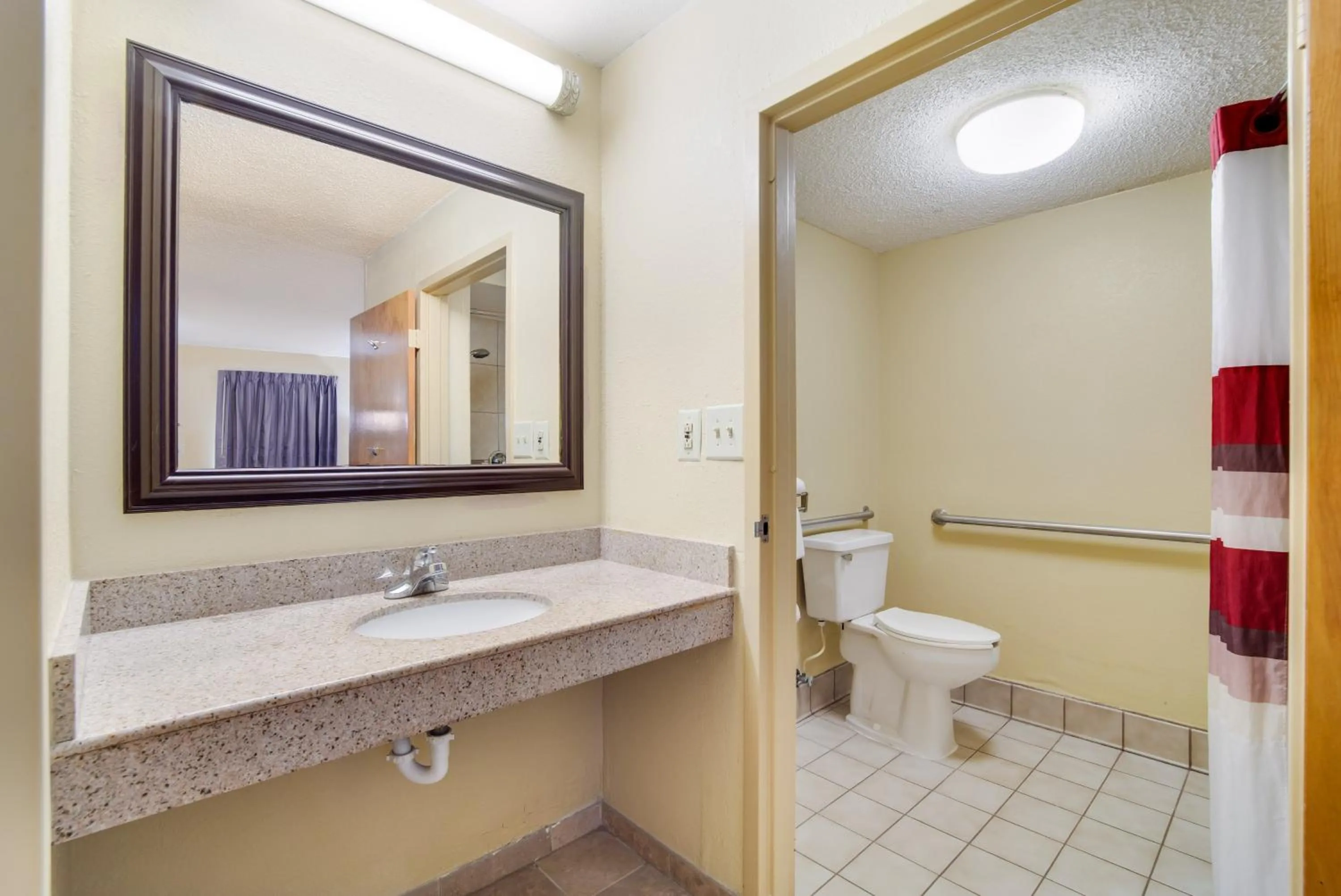 Photo of the whole room in Red Roof Inn Augusta – Washington Road