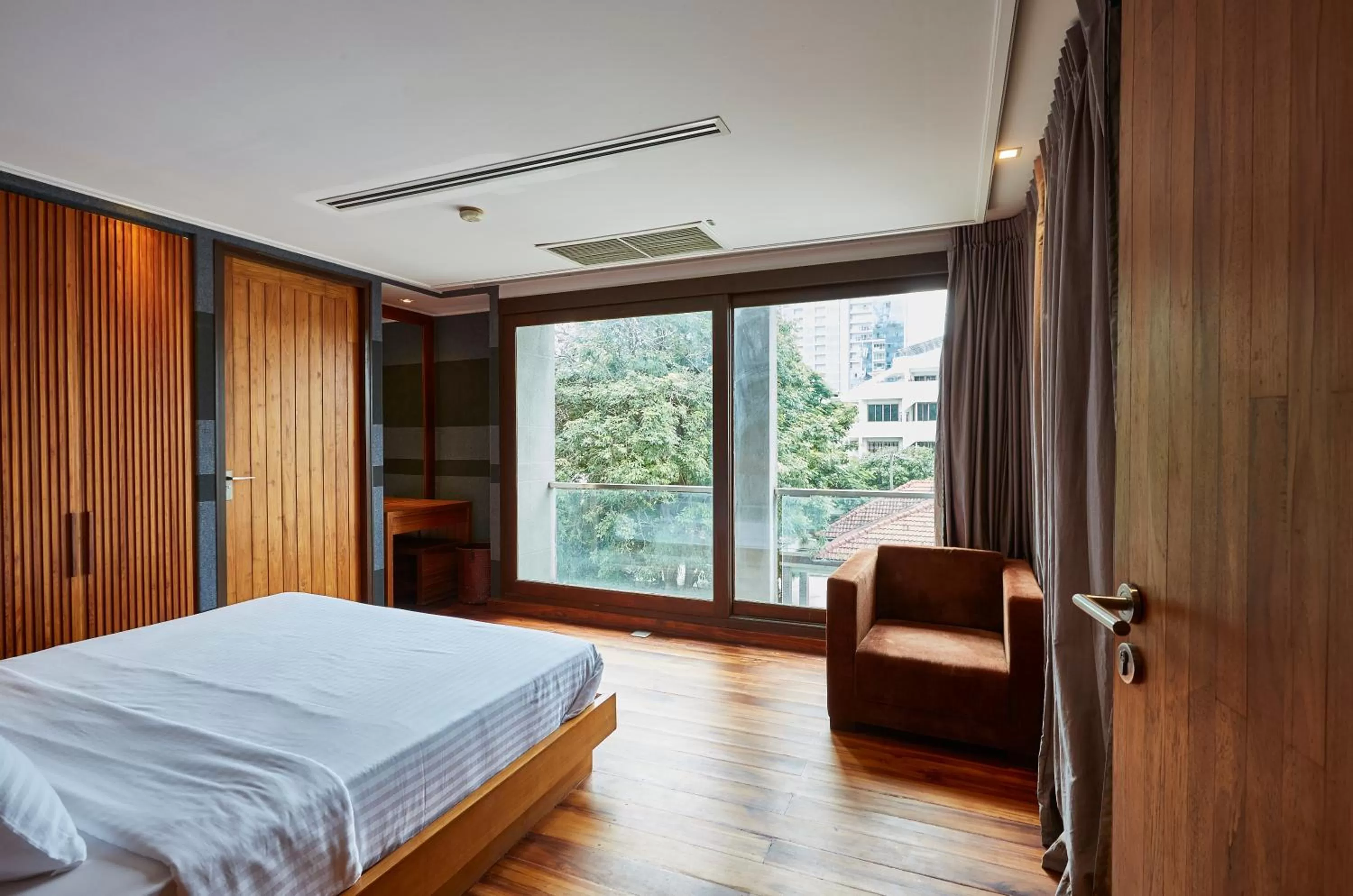 Balcony/Terrace, Bed in LUXX Langsuan Hotel - SHA Plus