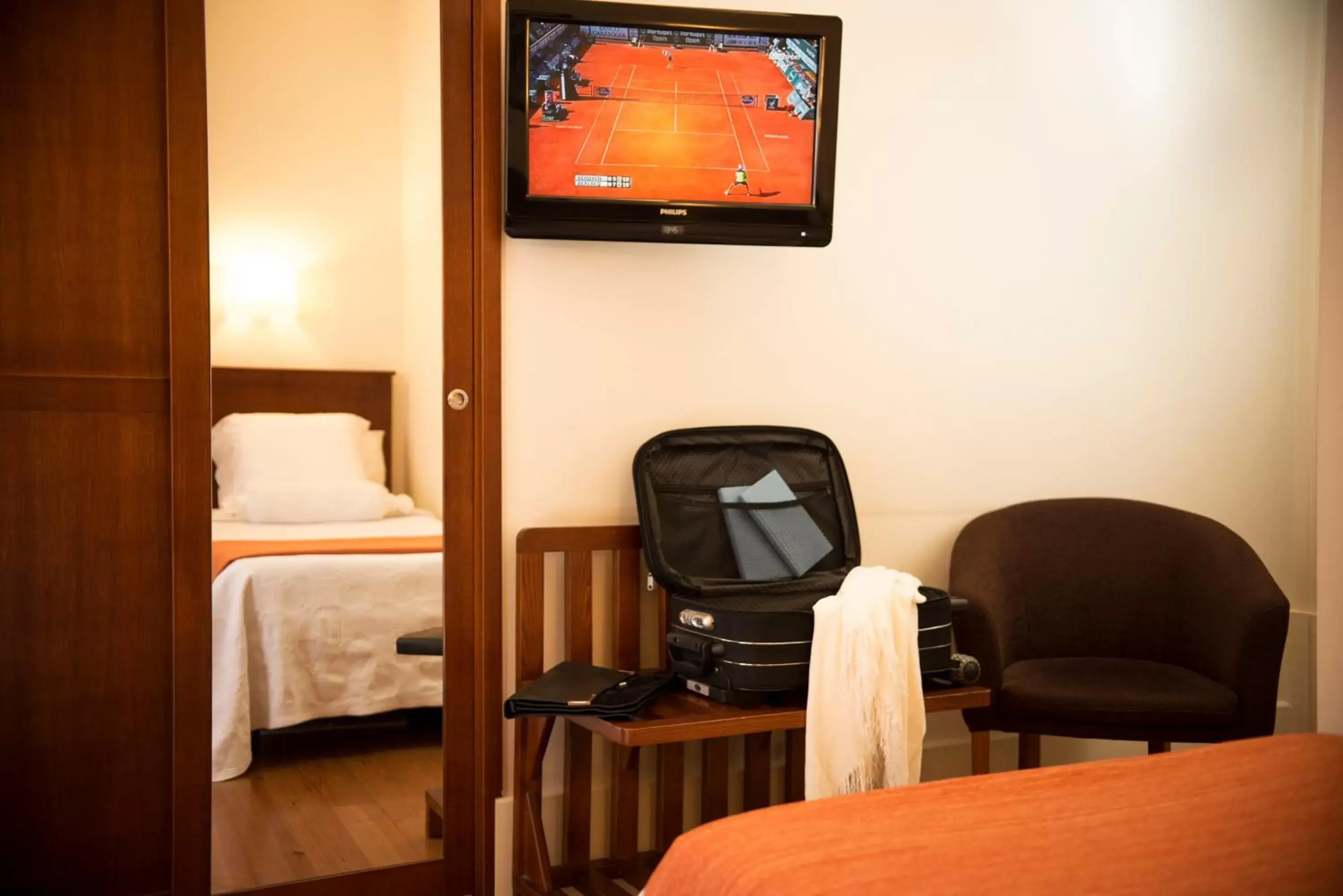 Basic Double Room with Extra Bed in Hotel Aliados Basic Double Room with Extra Bed in Hotel Aliados