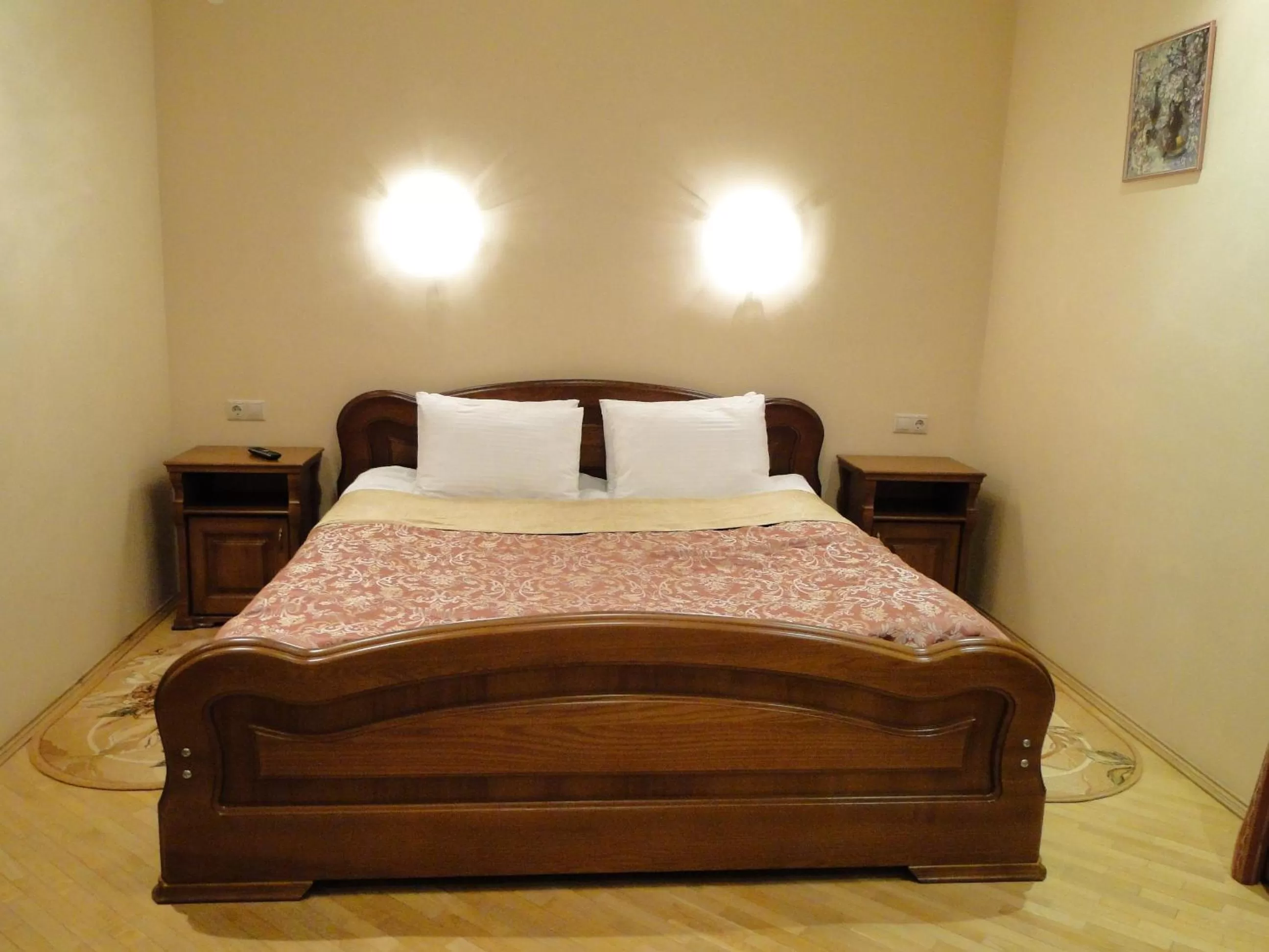 Photo of the whole room, Bed in Red Stone