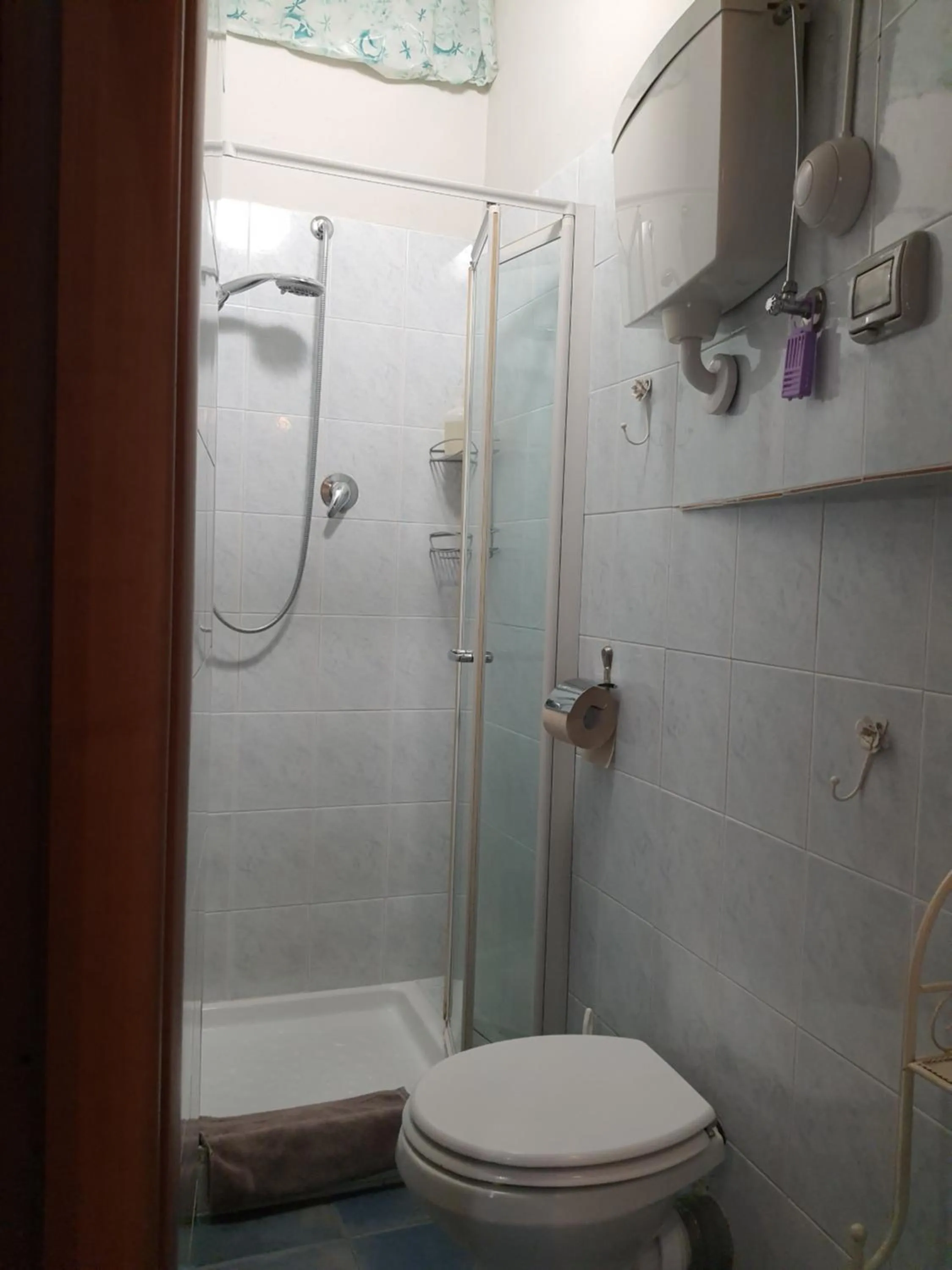 Shower in Albergo Avalon
