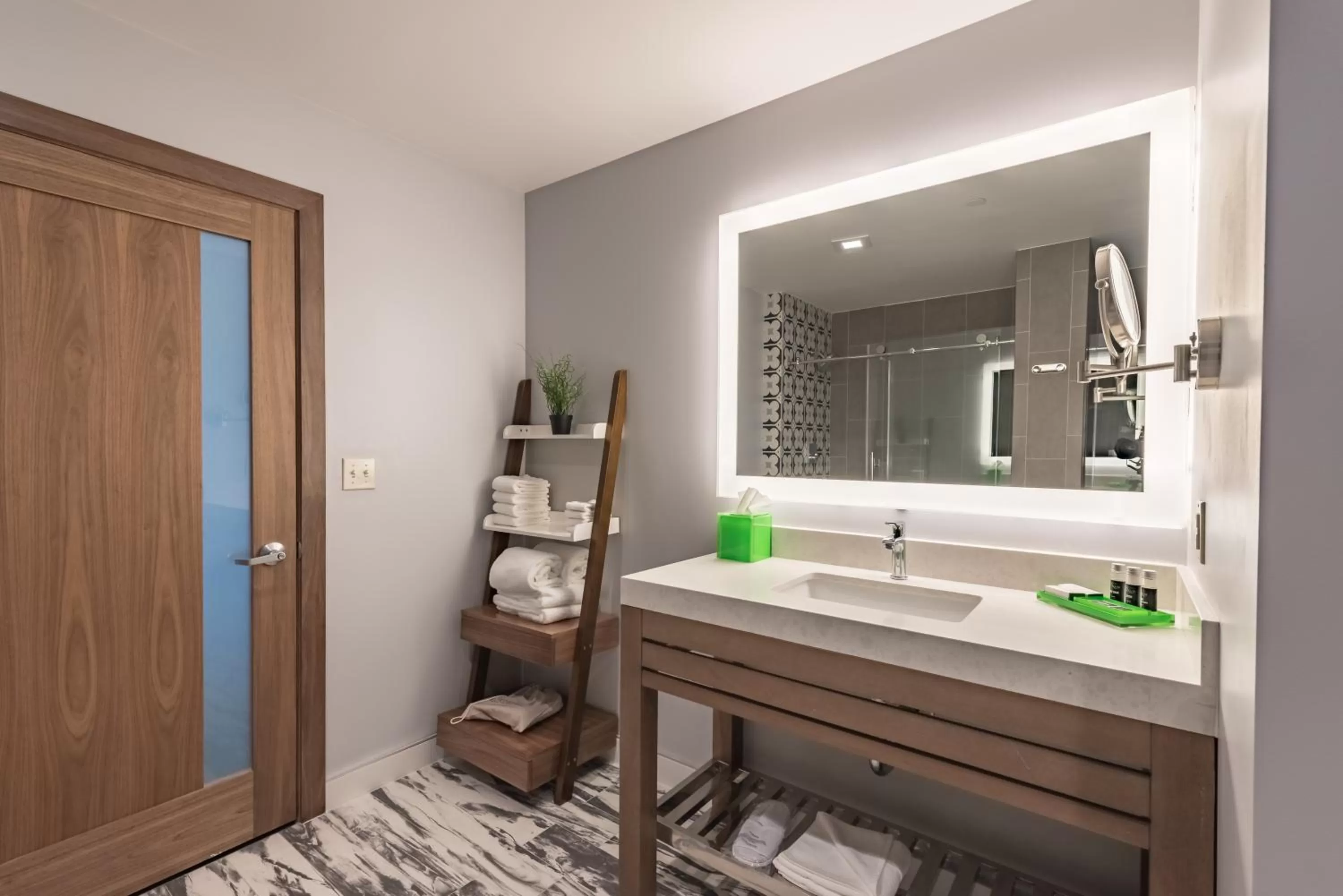 King Suite in Lexen Hotel - North Hollywood Near Universal Studios