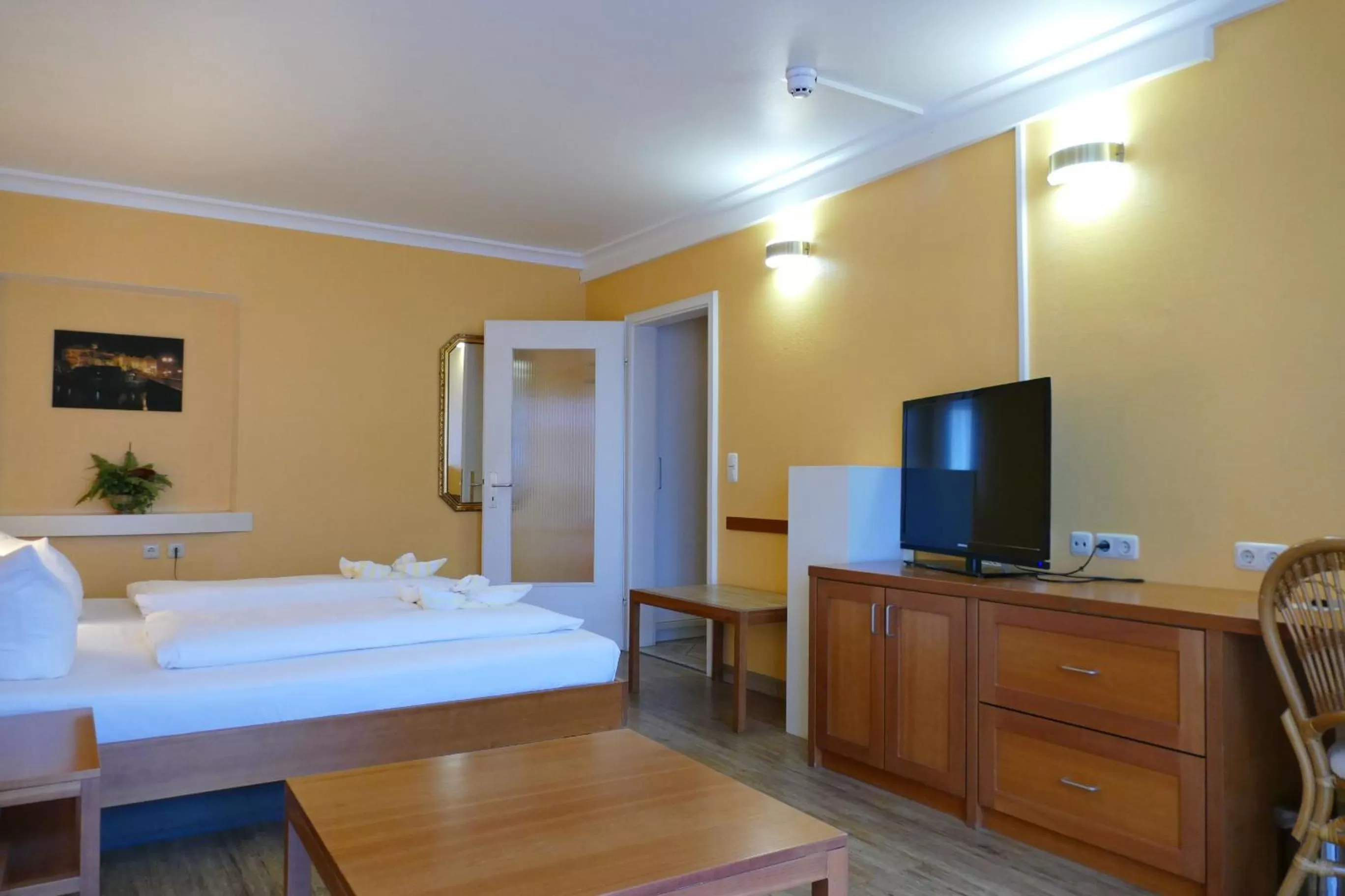 Photo of the whole room, Bed in Altstadt-Hotel Zum Hechten