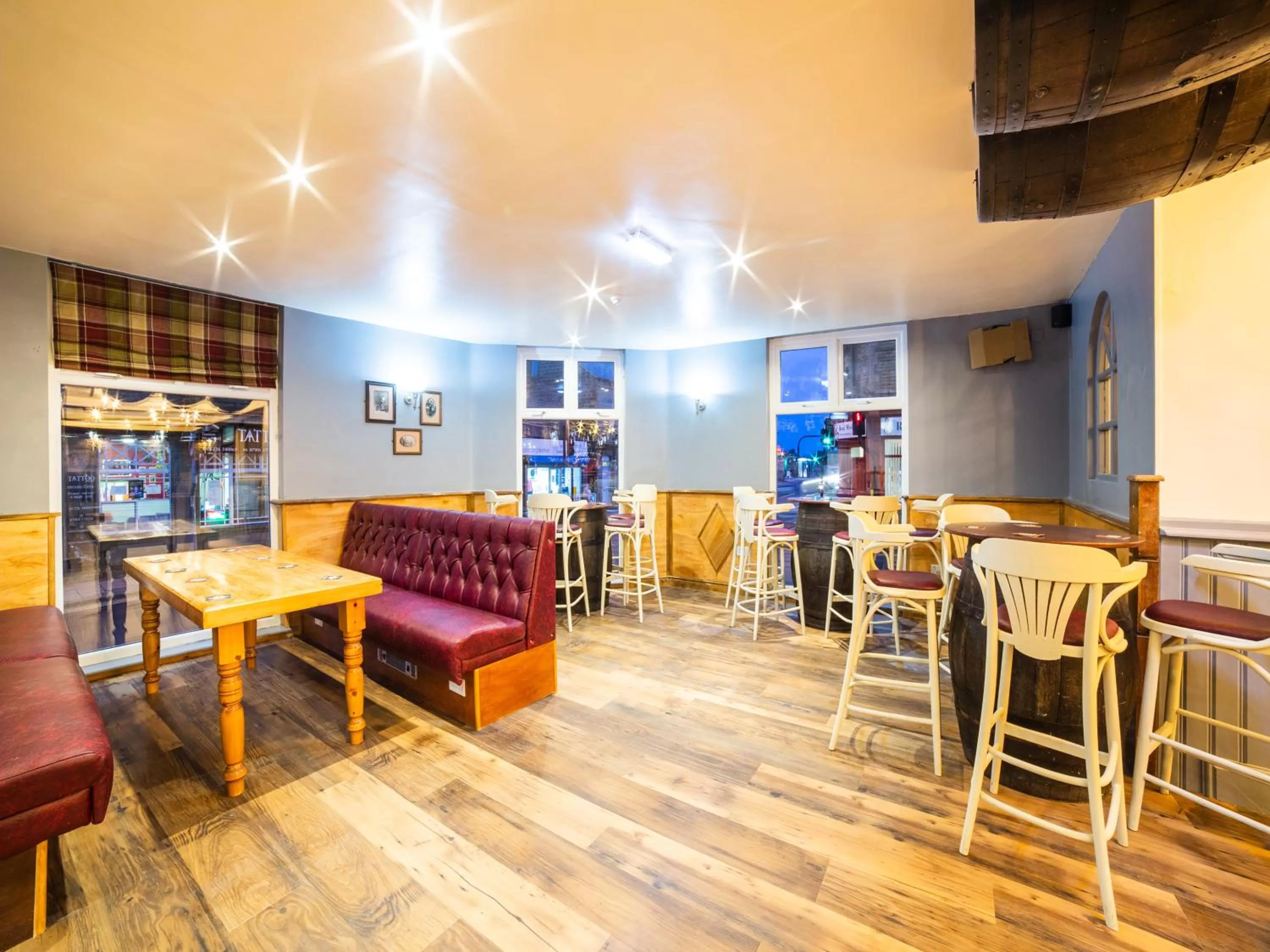 Restaurant/places to eat in Churchill's Hotel