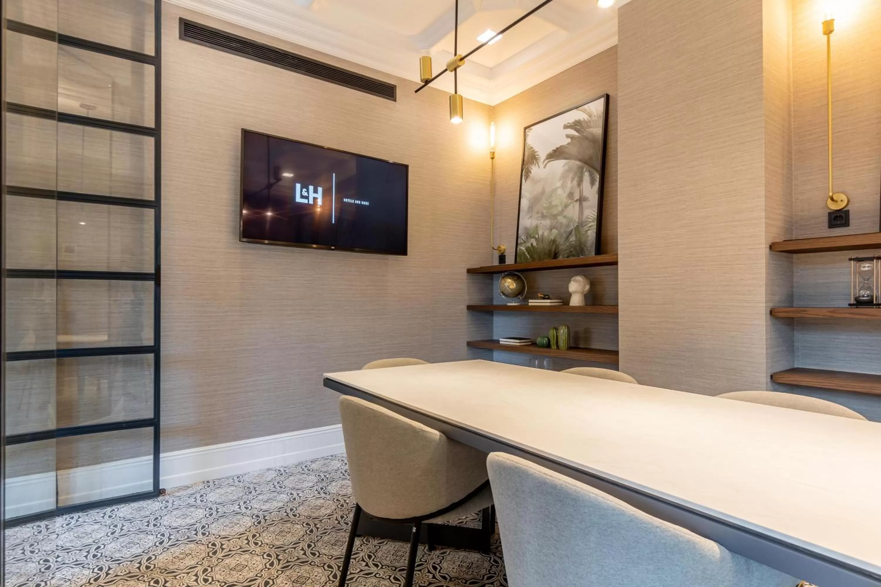 Communal lounge/ TV room in L&H Gran Vía Valencia