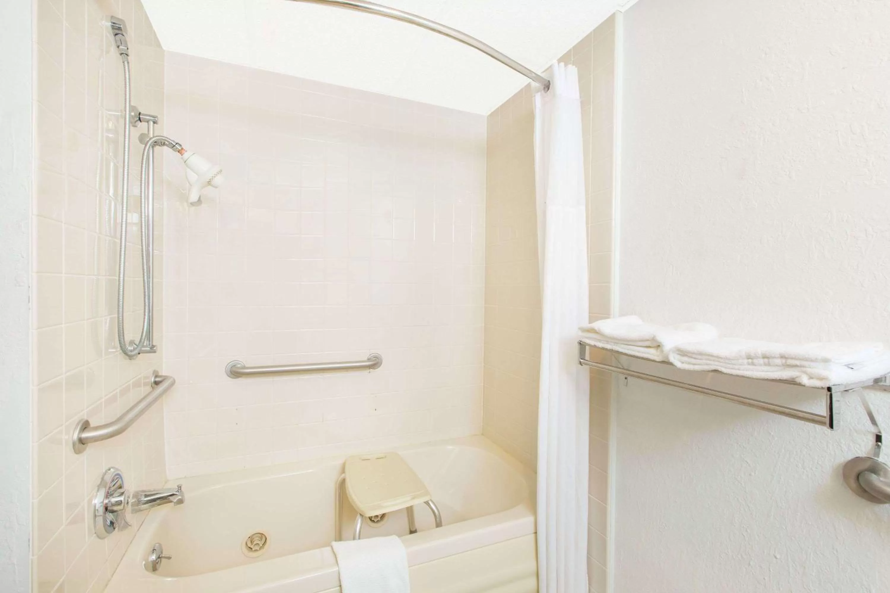 Photo of the whole room in Days Inn by Wyndham Effingham