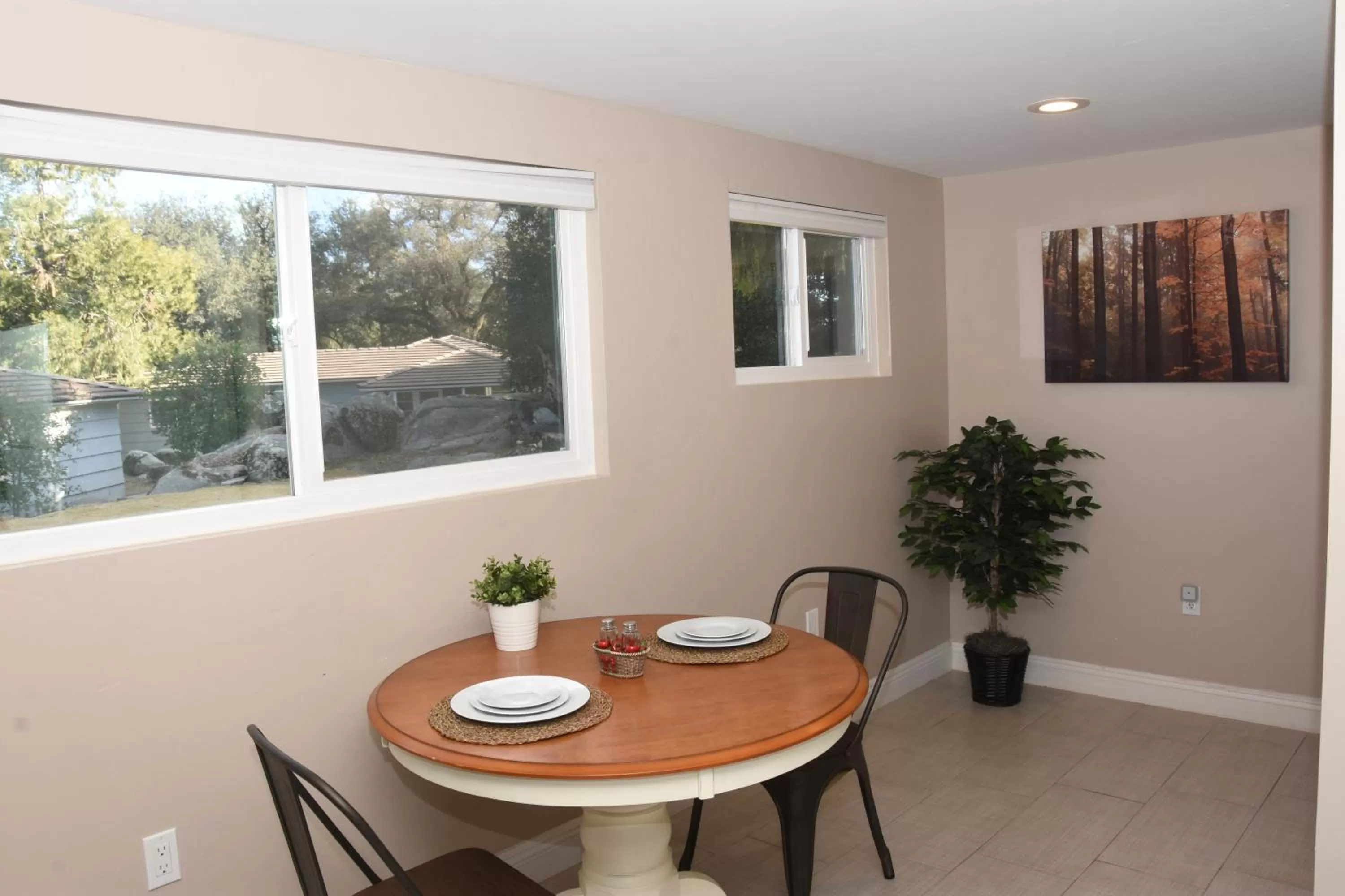 Dining area in Apple Tree Inn