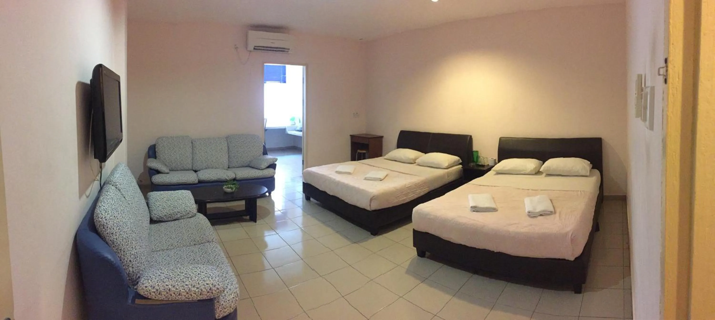 Photo of the whole room, Bed in Venice Inn