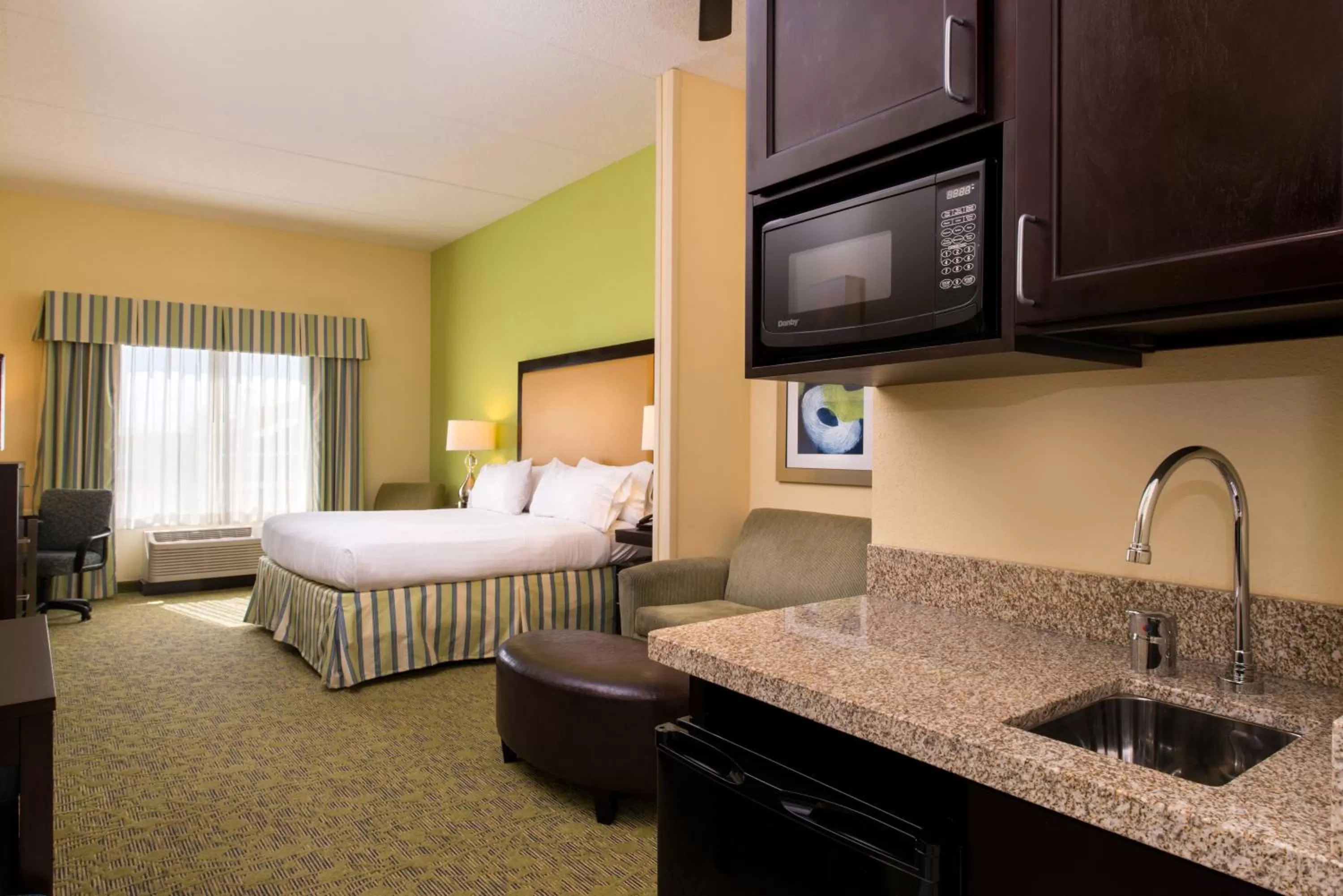 Photo of the whole room, Bed in Holiday Inn Express and Suites Dickson City by IHG