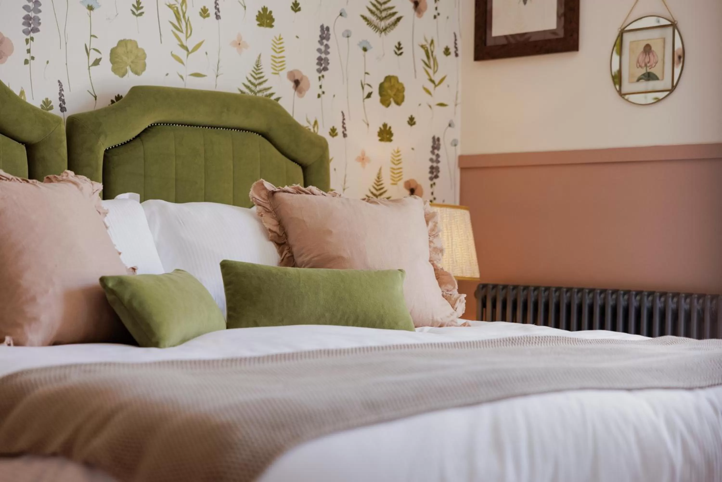 Bedroom, Bed in The George & Dragon