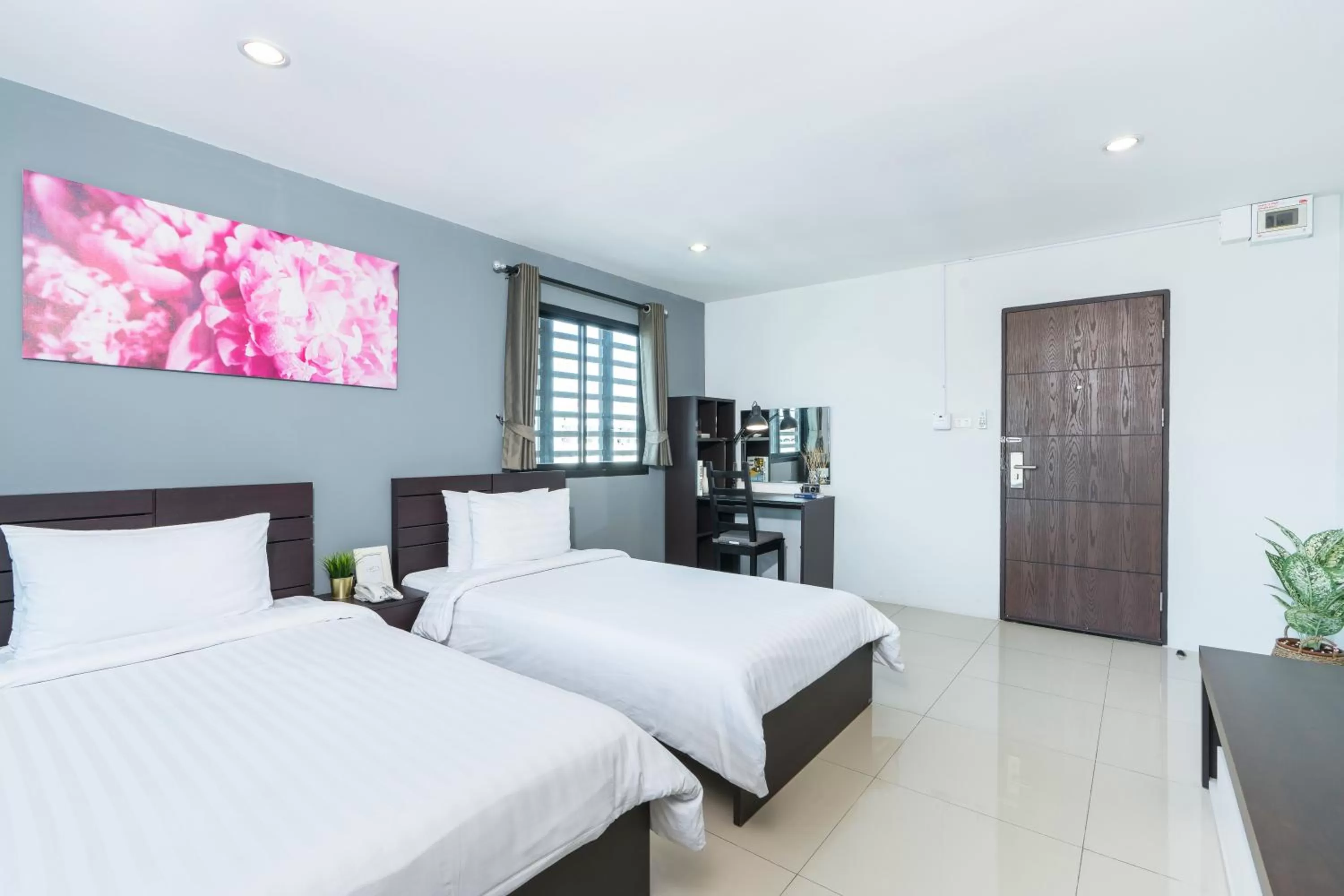 Photo of the whole room, Bed in De Botan Srinakarin Hotel & Residence