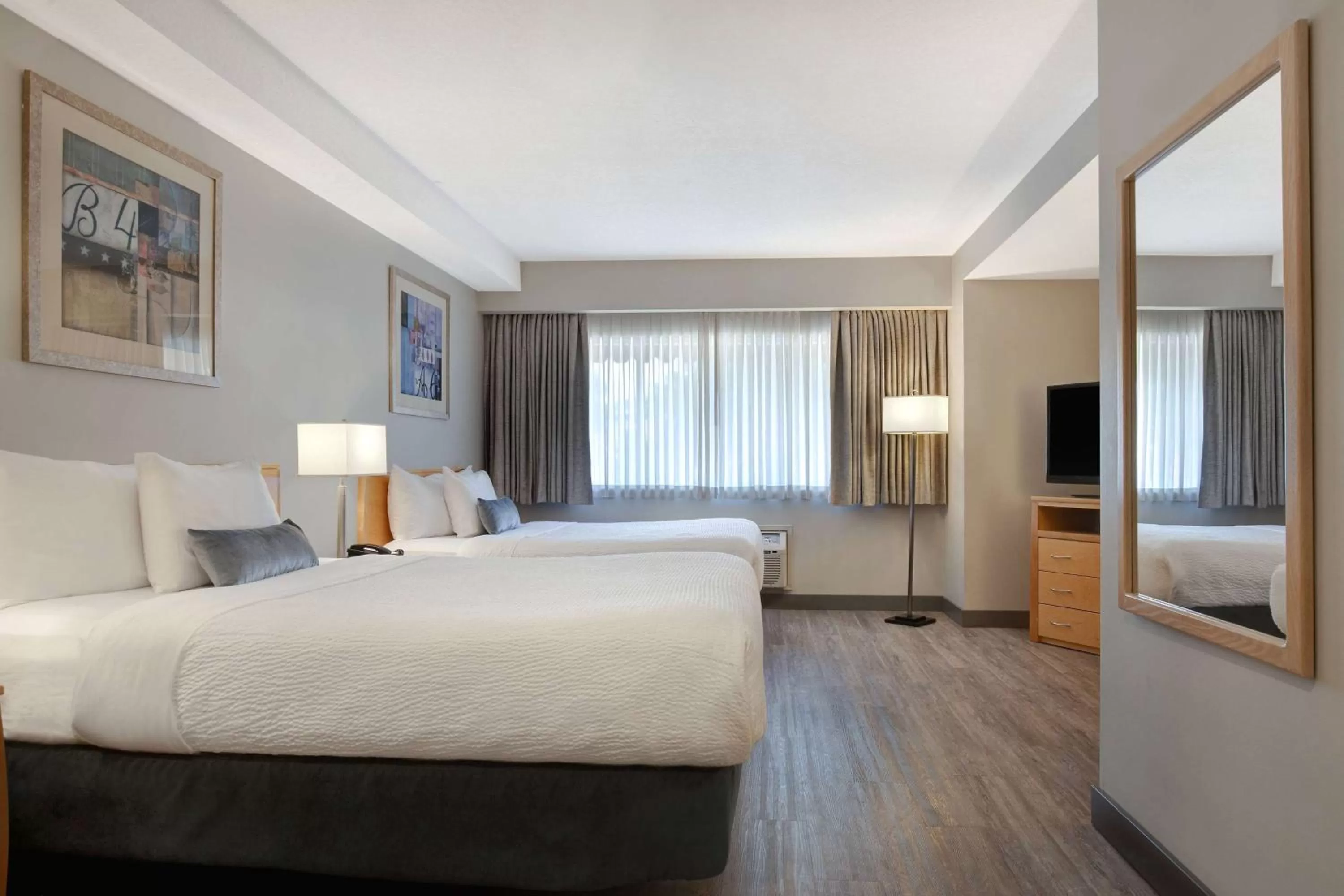 Photo of the whole room, Bed in Days Inn by Wyndham Victoria Airport Sidney