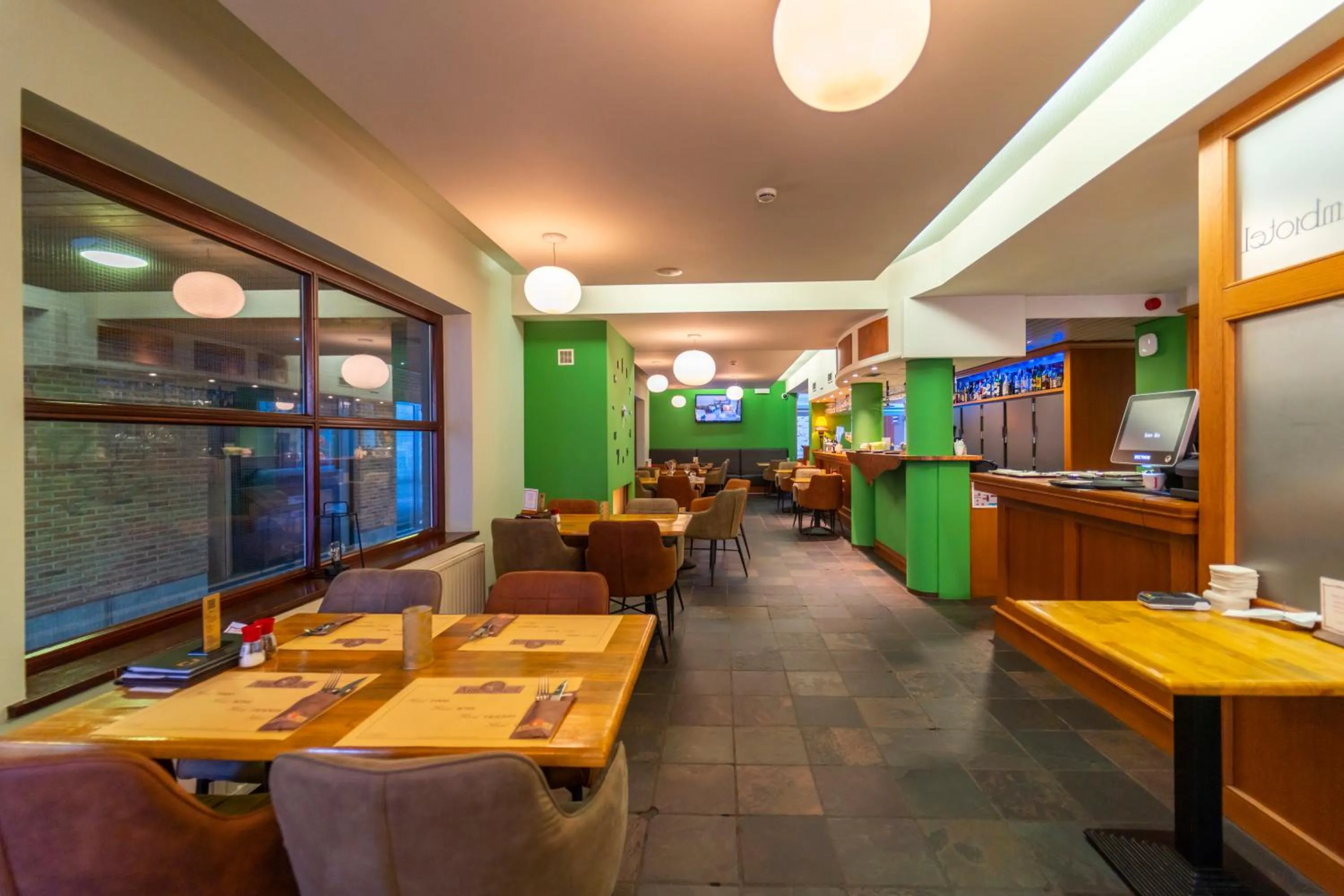 Restaurant/places to eat in Hotel Ambiotel