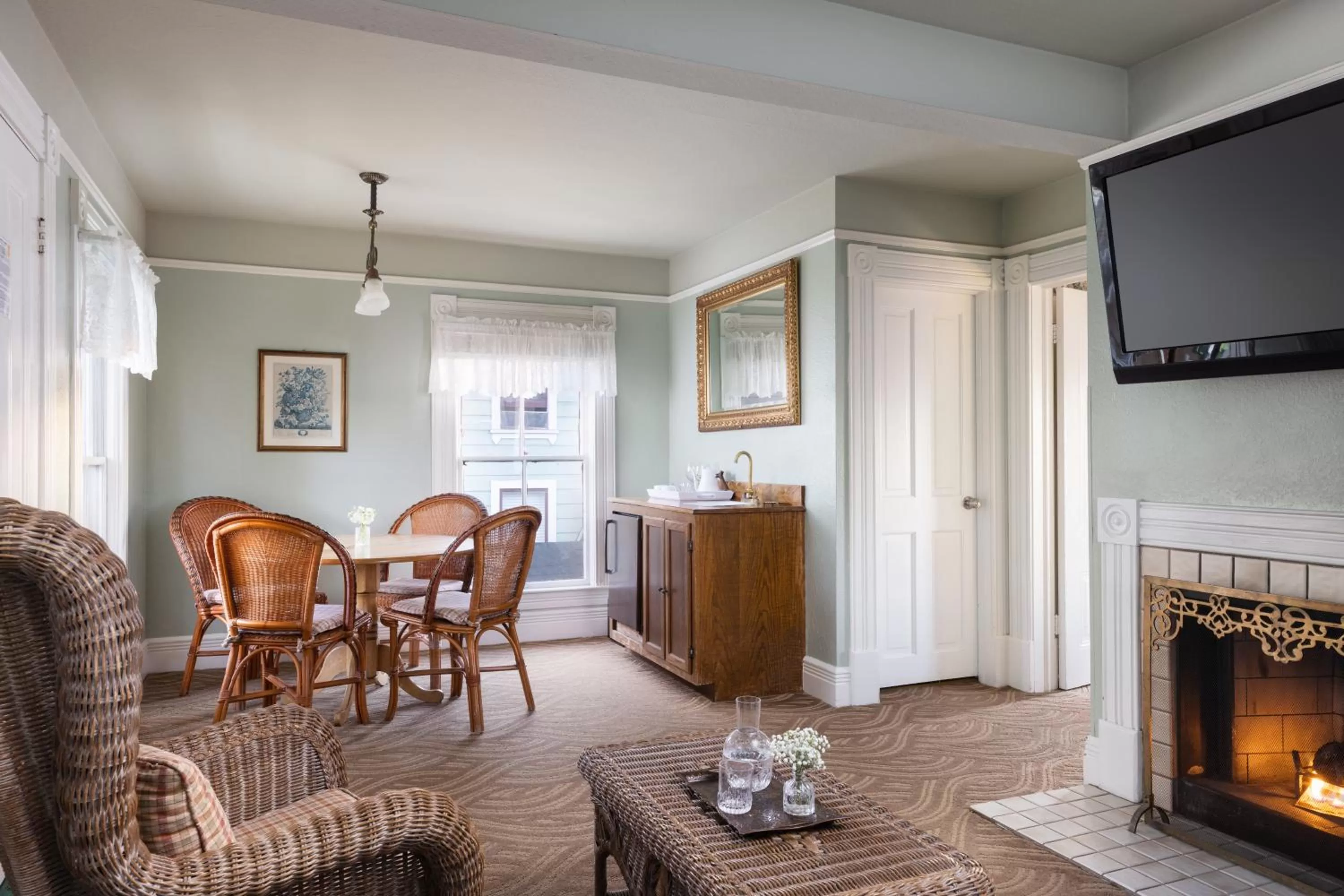 TV and multimedia in Centrella Hotel, a Kirkwood Collection Hotel