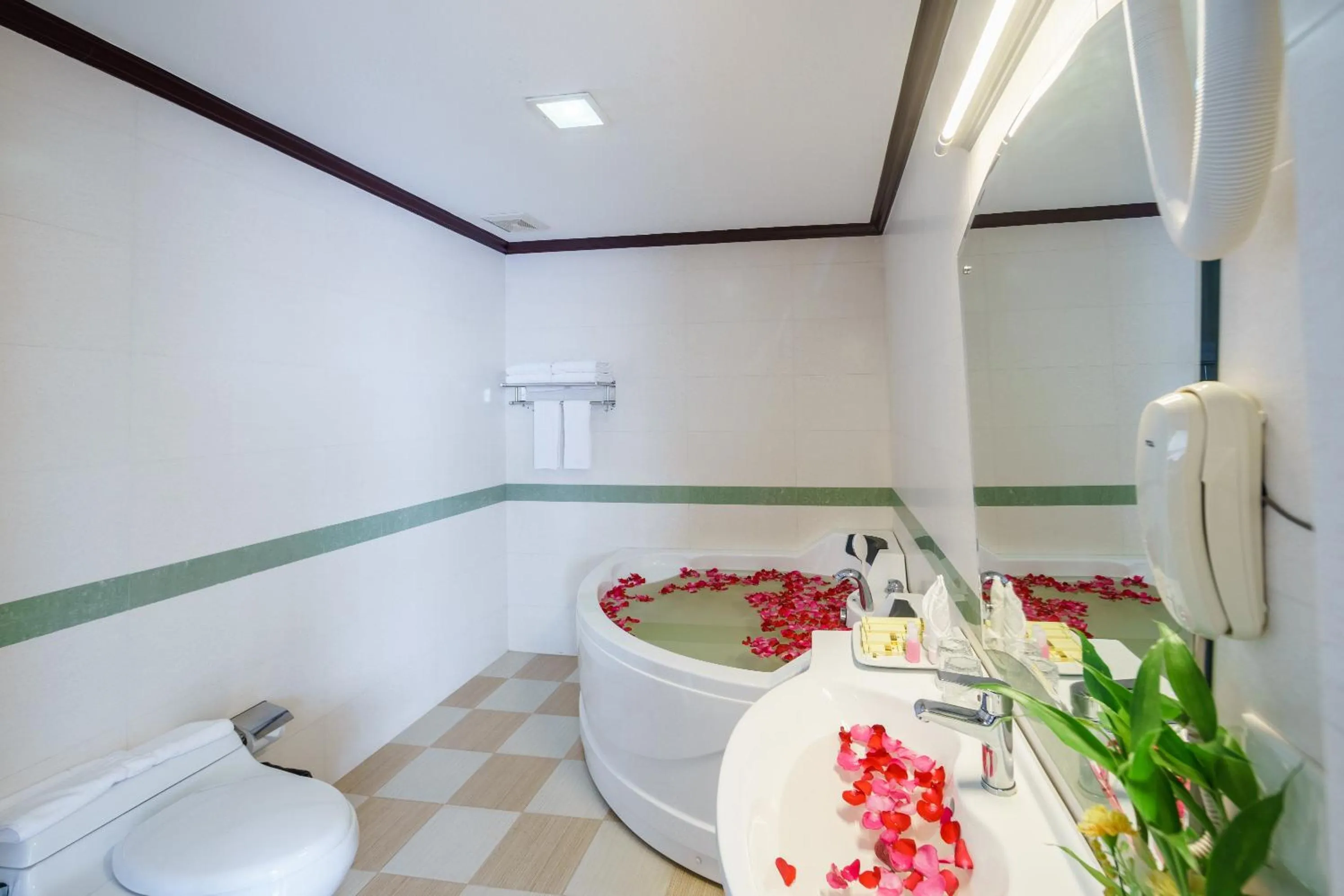 Bathroom in Smiling Hotel