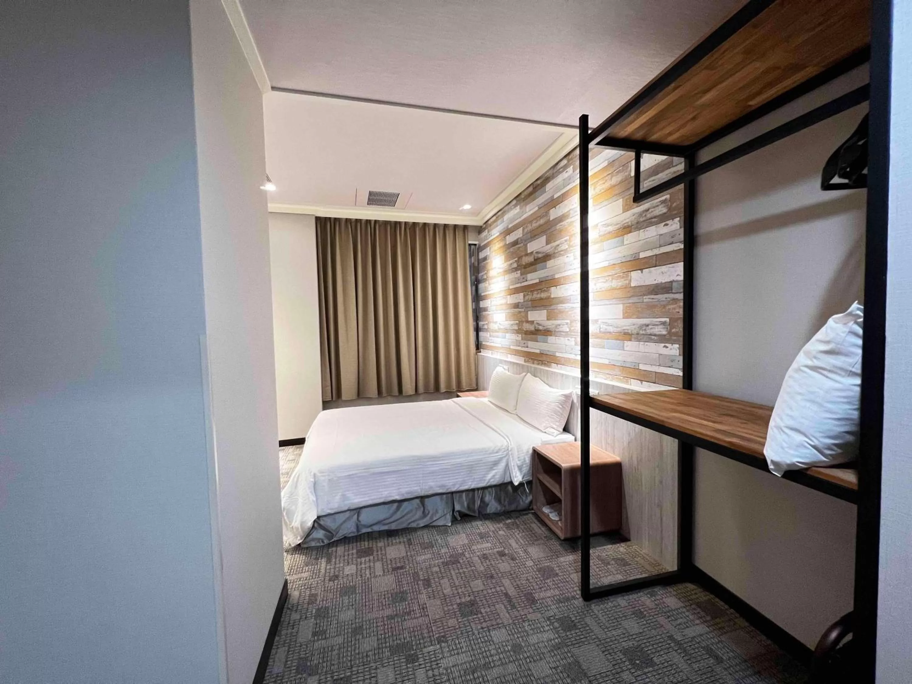 Bed in East Dragon Hotel