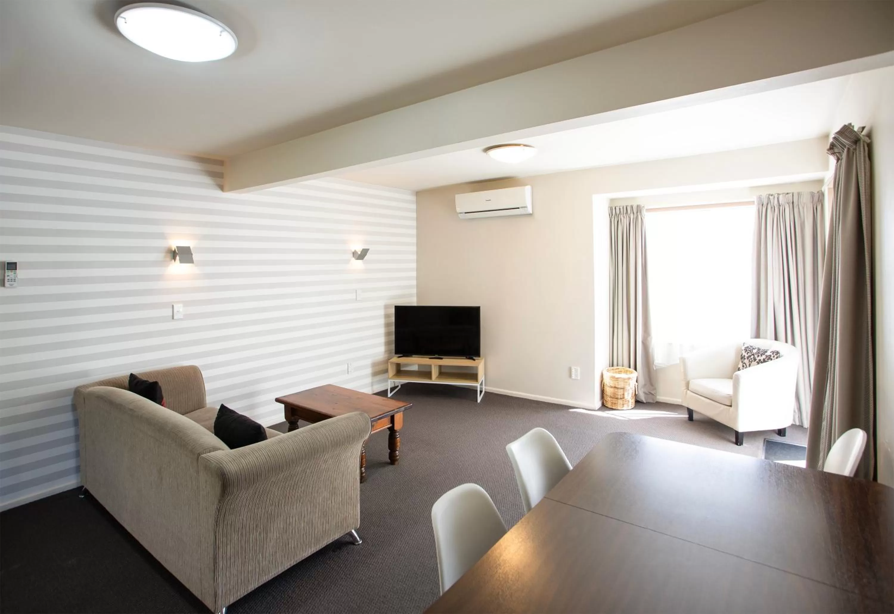 Communal lounge/ TV room in Casino Court Motor Lodge