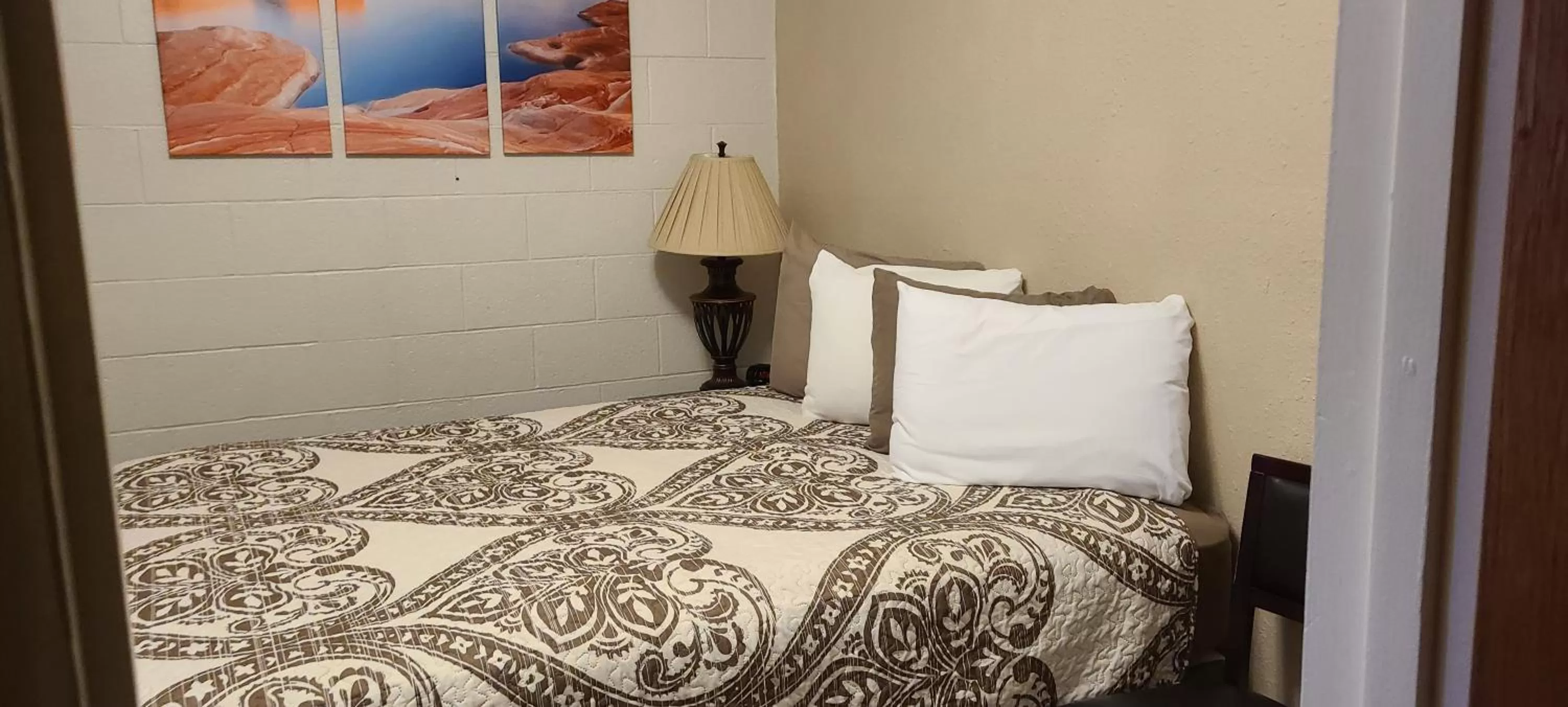 Bedroom, Bed in Red Rock Motel and Dam Motel