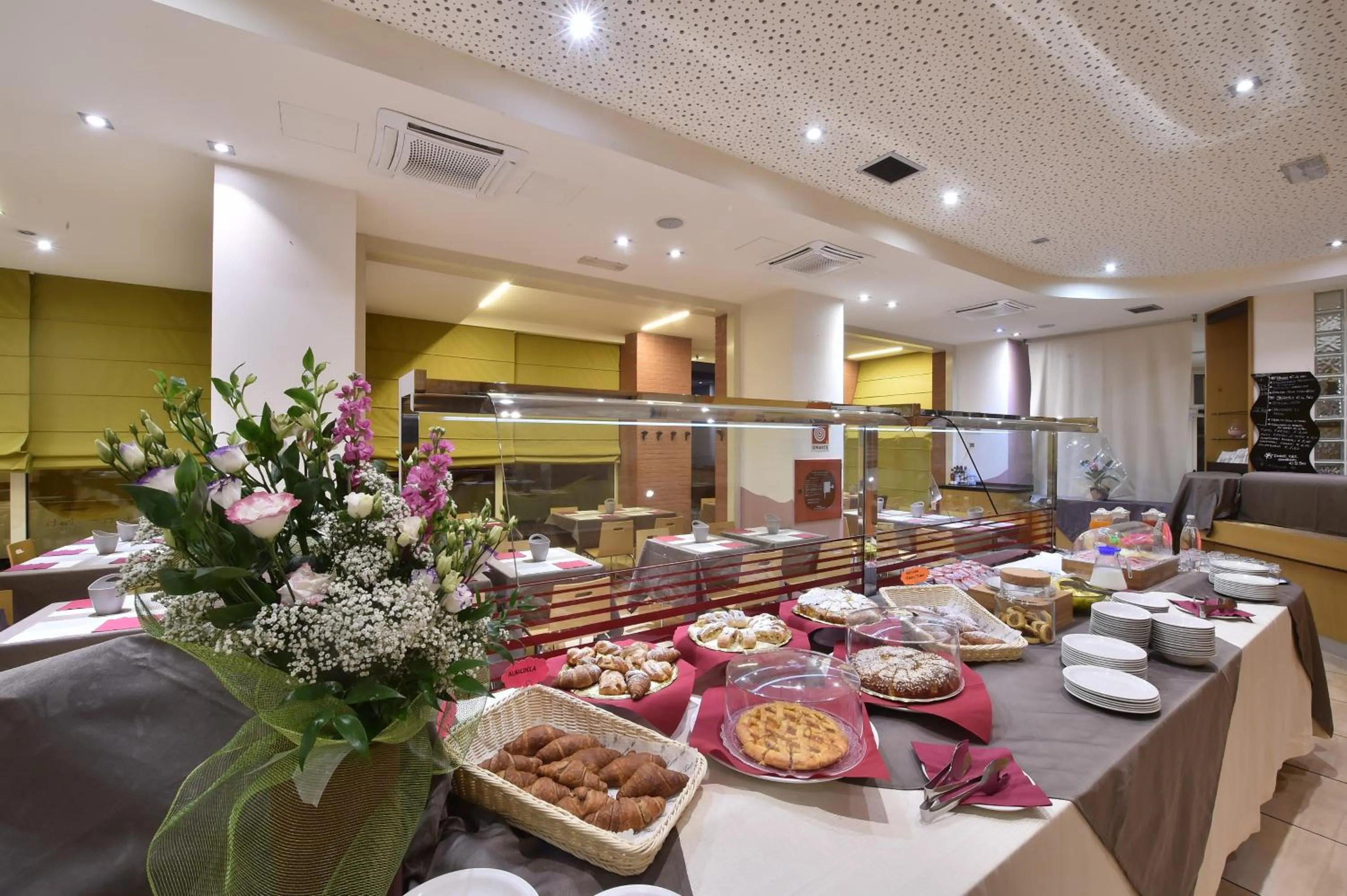 Restaurant/places to eat in Tatì Hotel