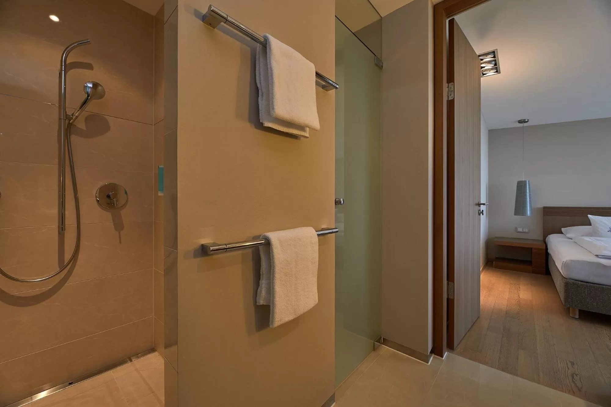 Shower, Bed in Parkhotel St.Leonhard