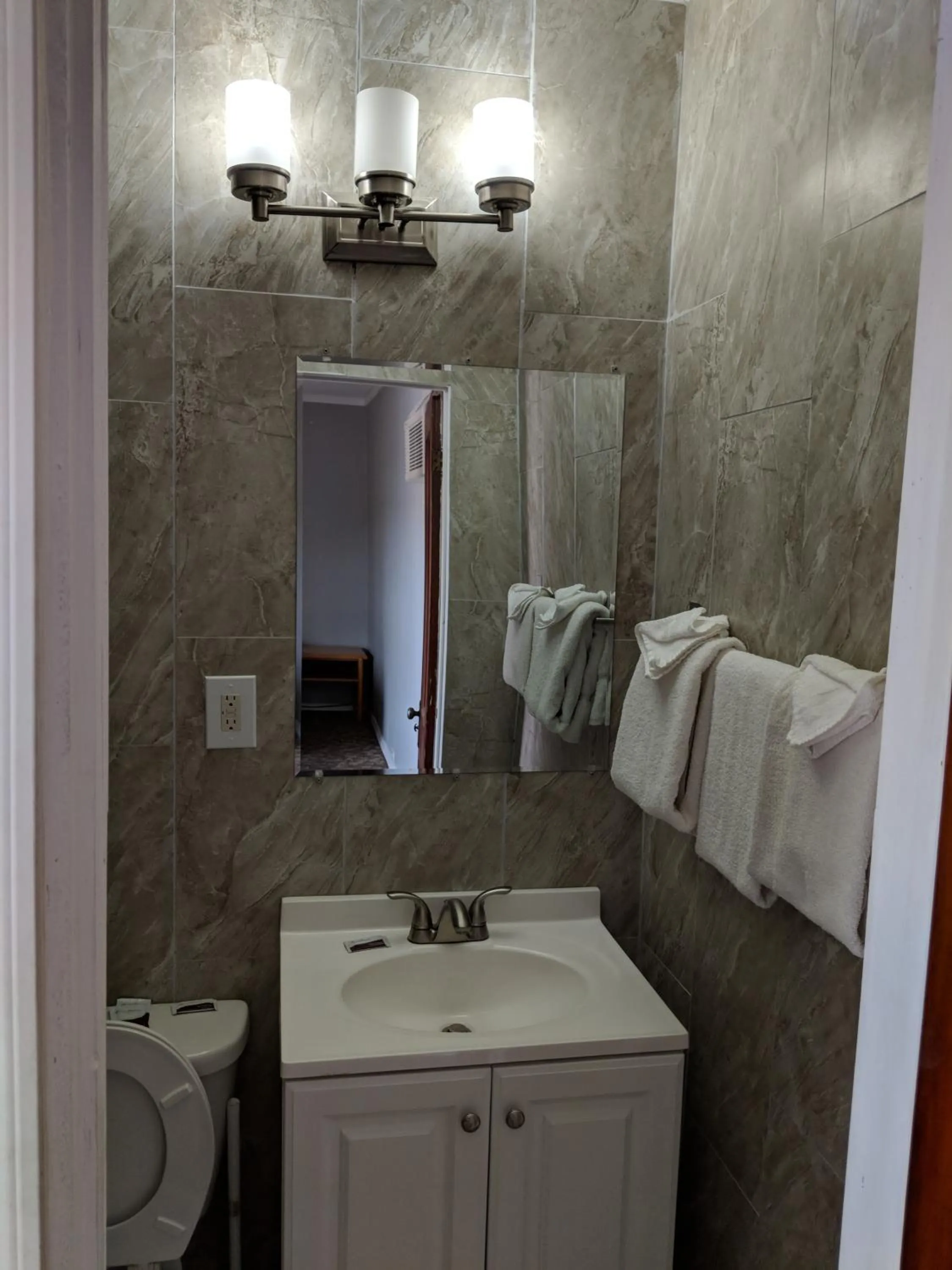 Bathroom in Belle Aire Motel