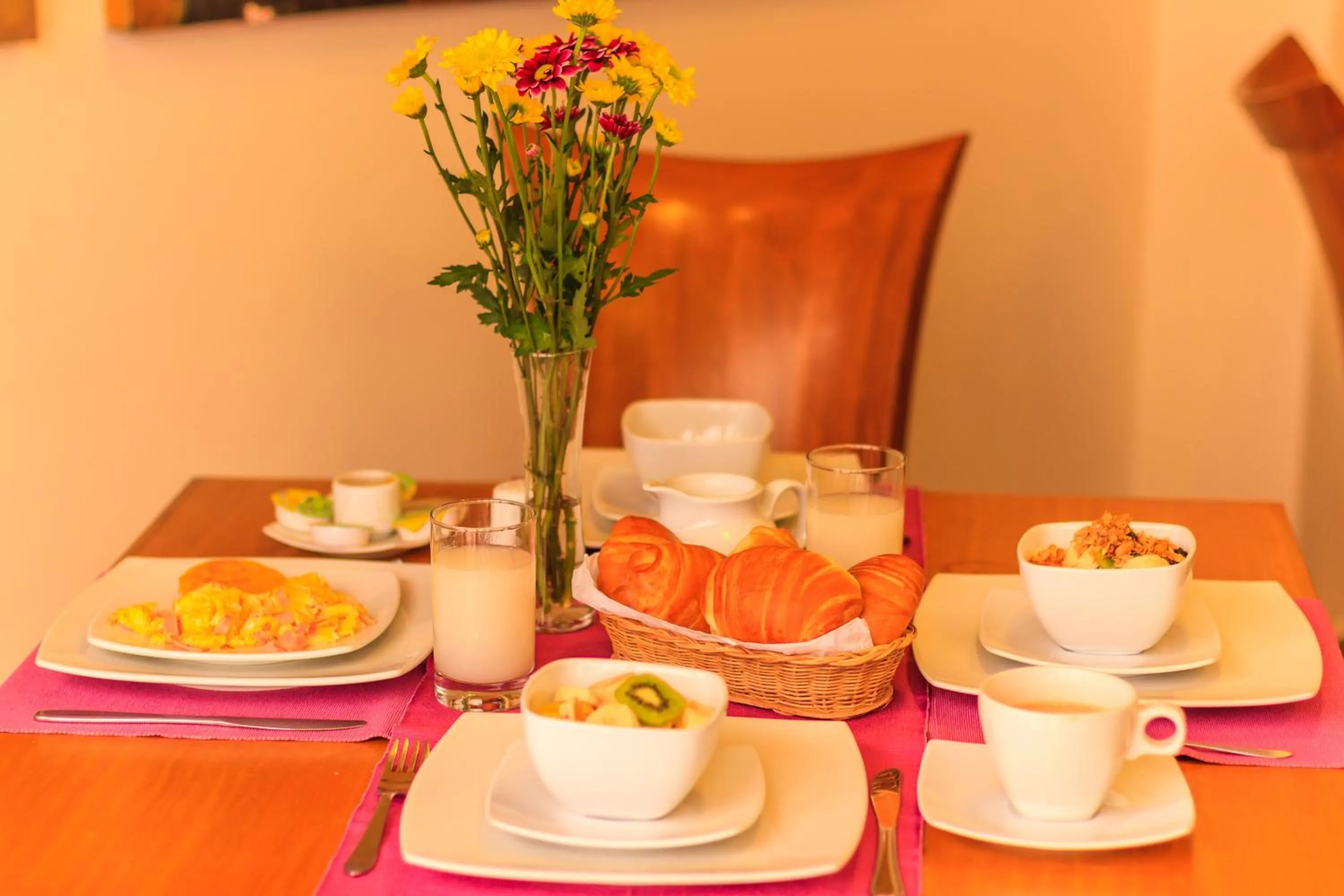 Restaurant/places to eat in Hotel Casa Deco