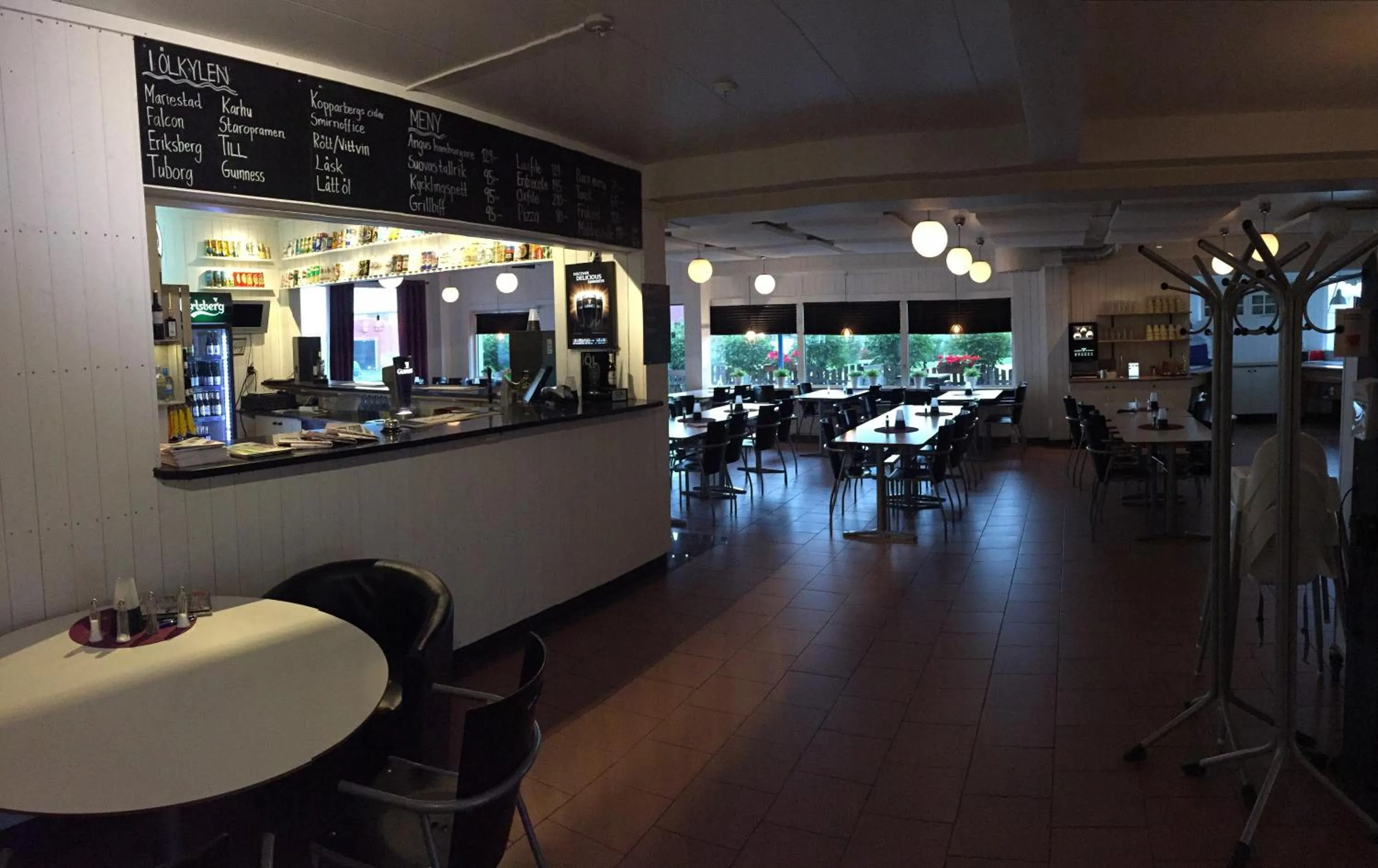 Restaurant/places to eat in Hotel E-10 by First