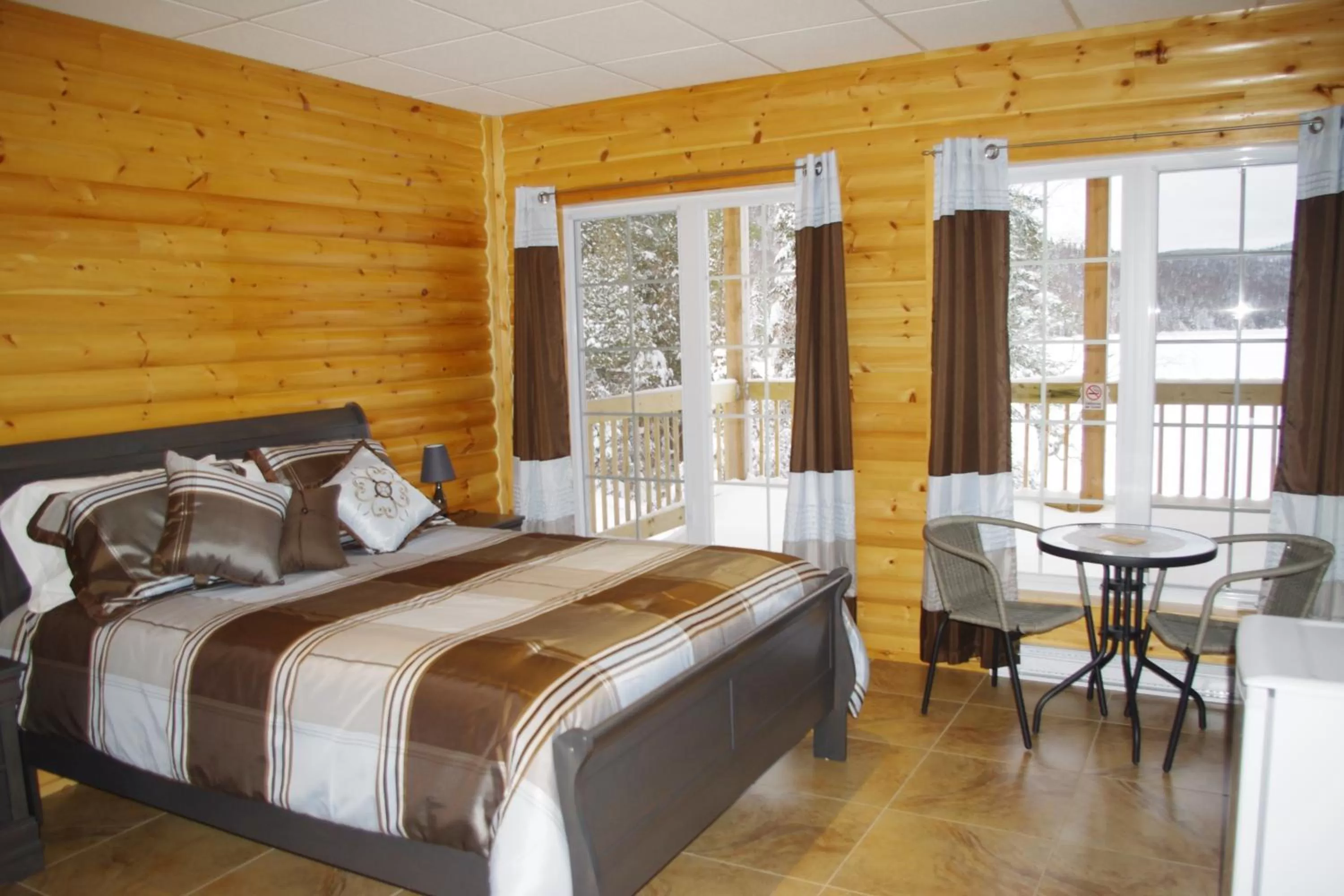 Queen Room with Lake View in Auberge La Tanière