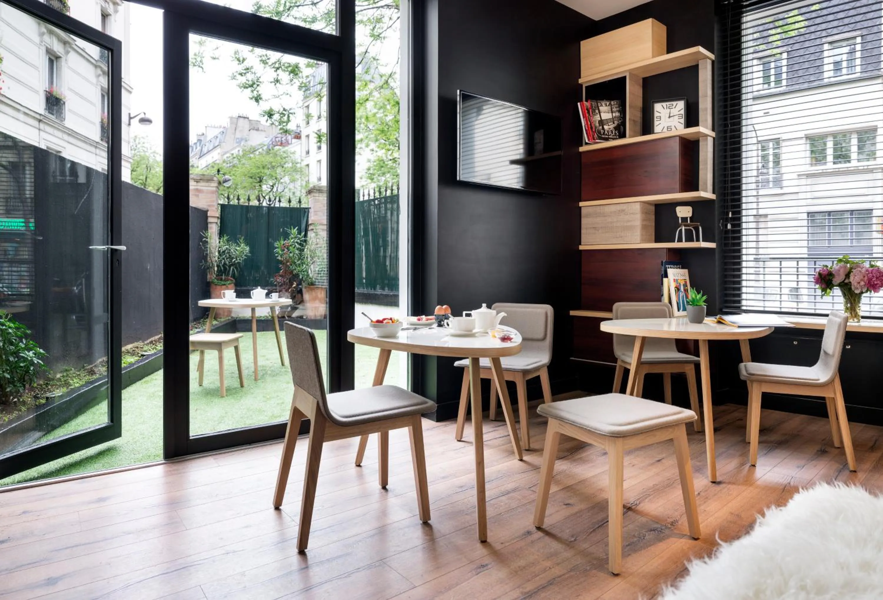 Restaurant/places to eat in Hotel Max