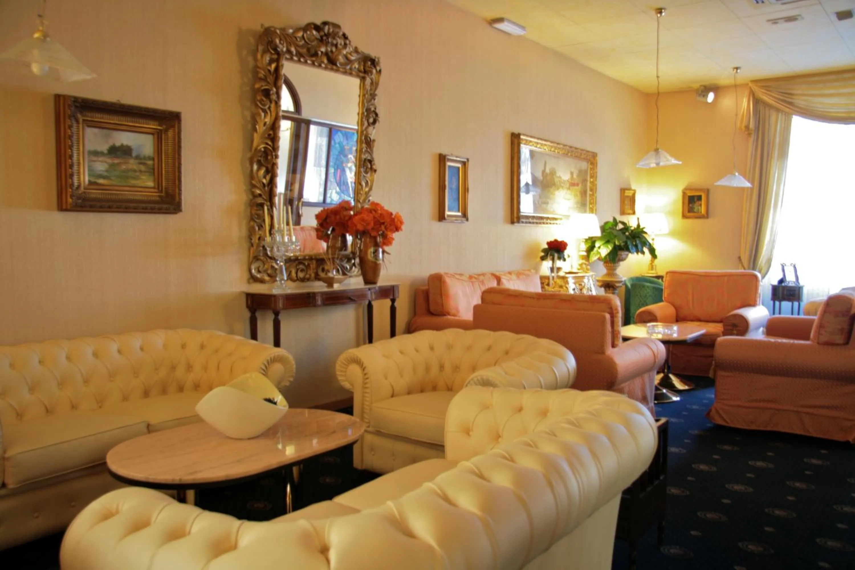 Communal lounge/ TV room in Hotel Continentale