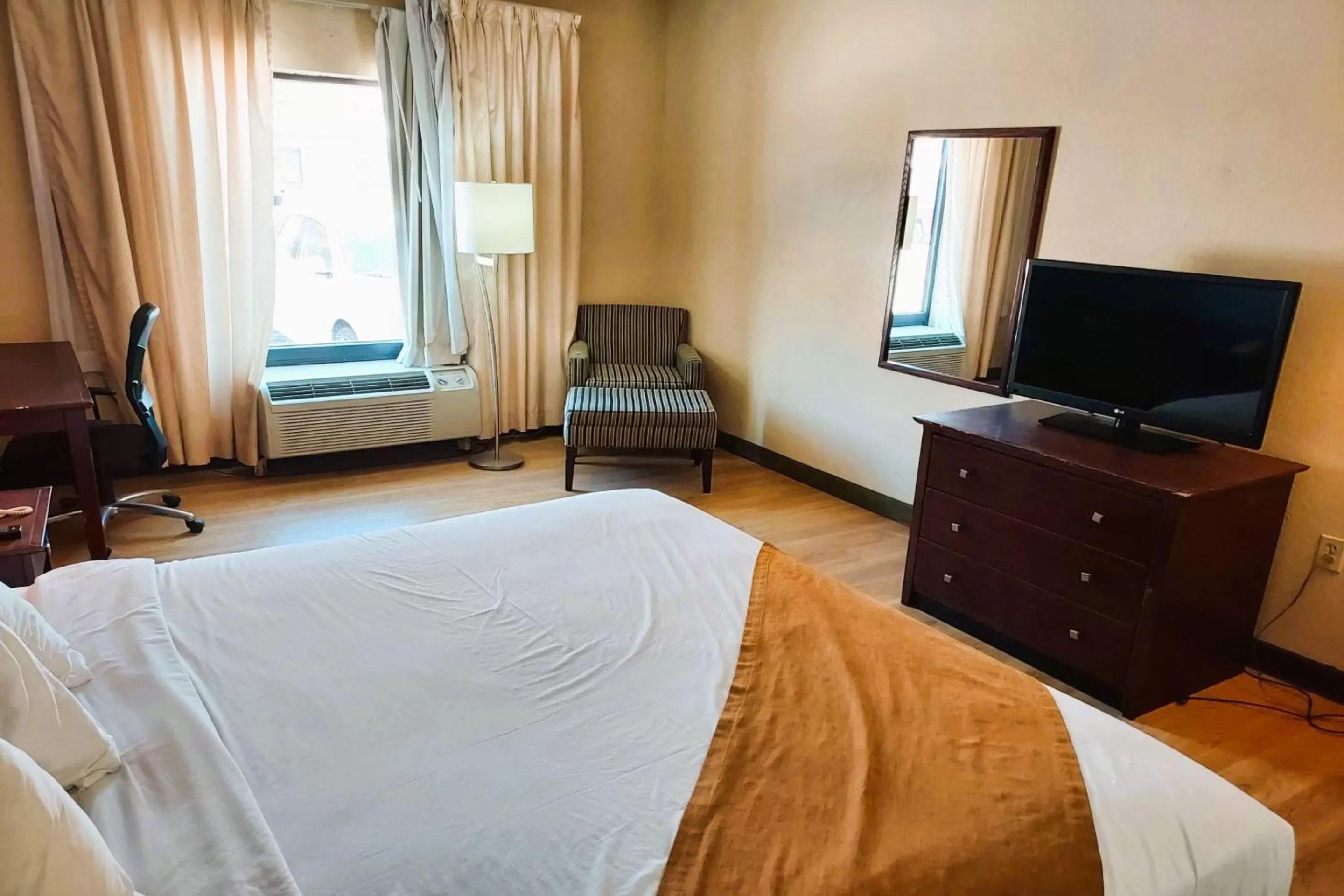 Bedroom, TV/Entertainment Center in McPherson Inn By OYO, I-135